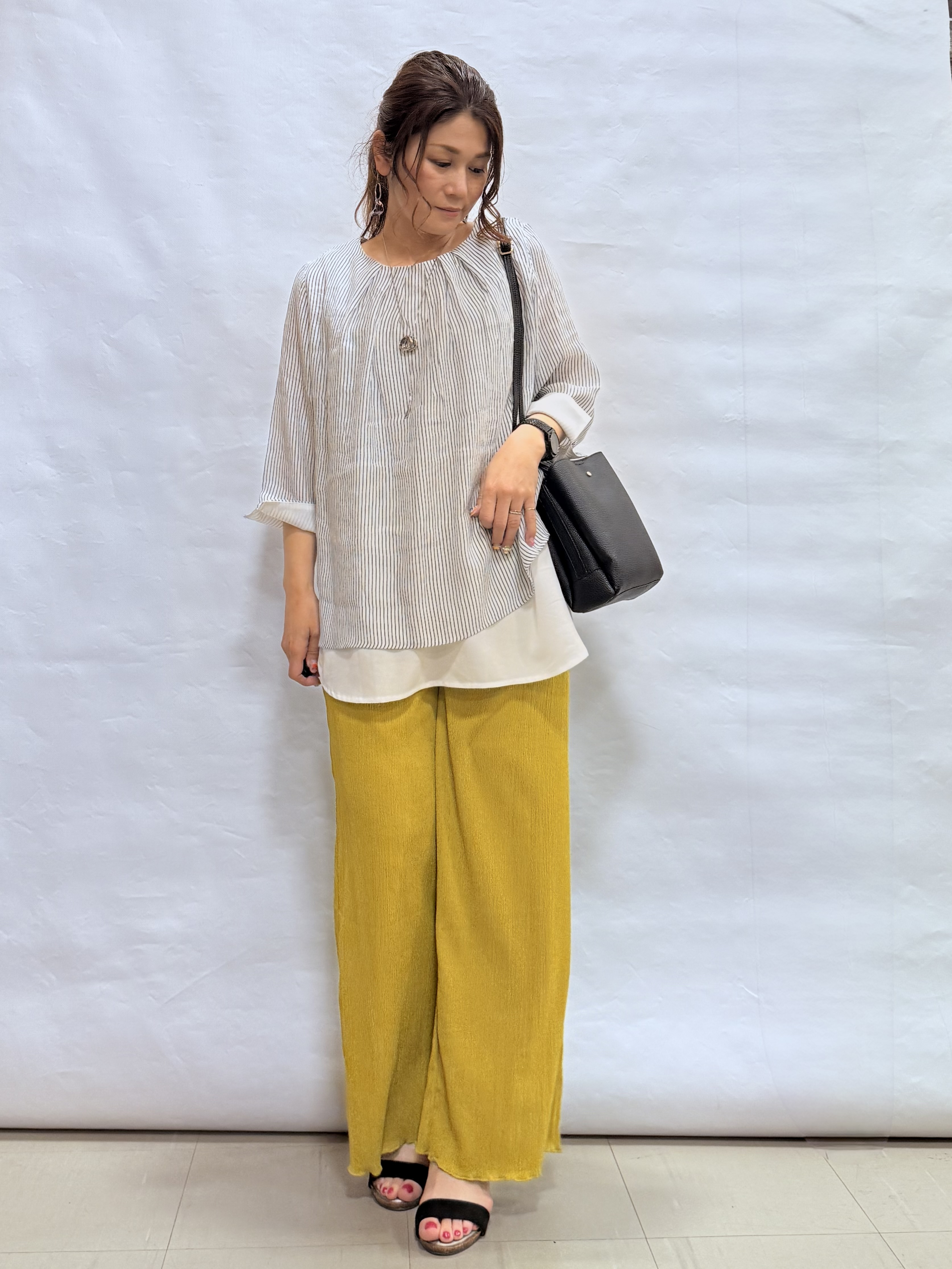 fuuさんの「SHOO･LA･RUE｜【洗濯機可/ひんやり/UV】さらっとしたタッチが心地よい ショート丈 Vネックカーディガン」を使ったコーディネート
