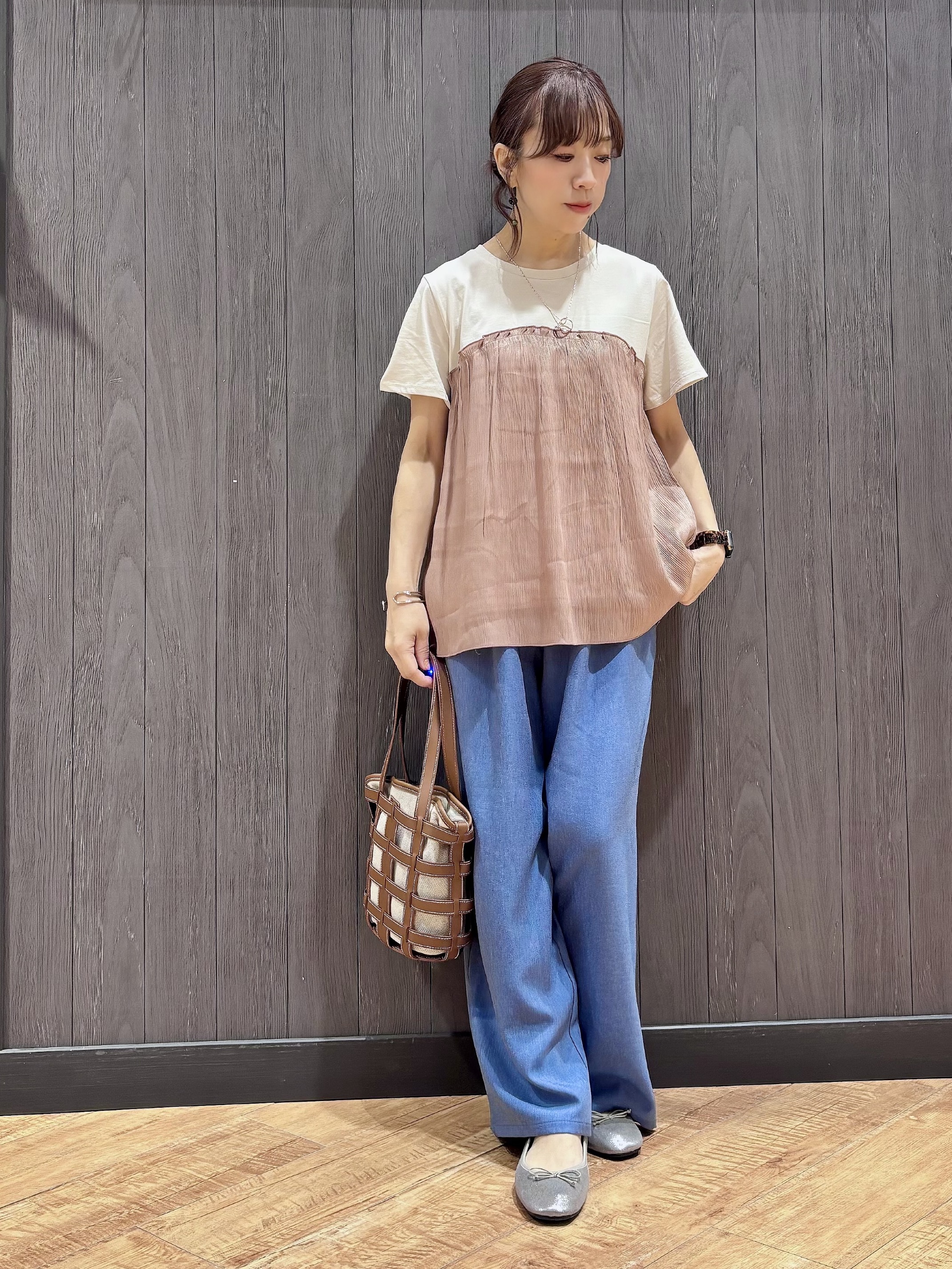 meiさんの「SHOO･LA･RUE｜【ひんやり/S-LL】1枚でインせず決まる きらきらビスチェ風Tシャツ」を使ったコーディネート
