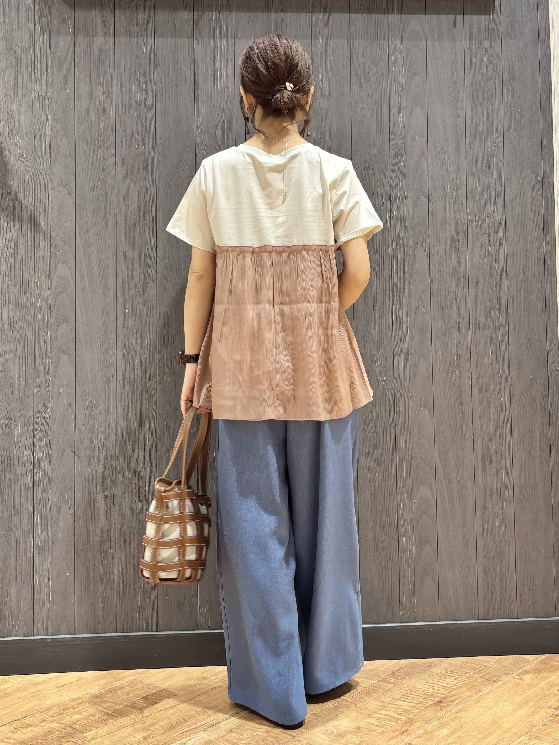 meiさんの「SHOO･LA･RUE｜【ひんやり/S-LL】1枚でインせず決まる きらきらビスチェ風Tシャツ」を使ったコーディネート