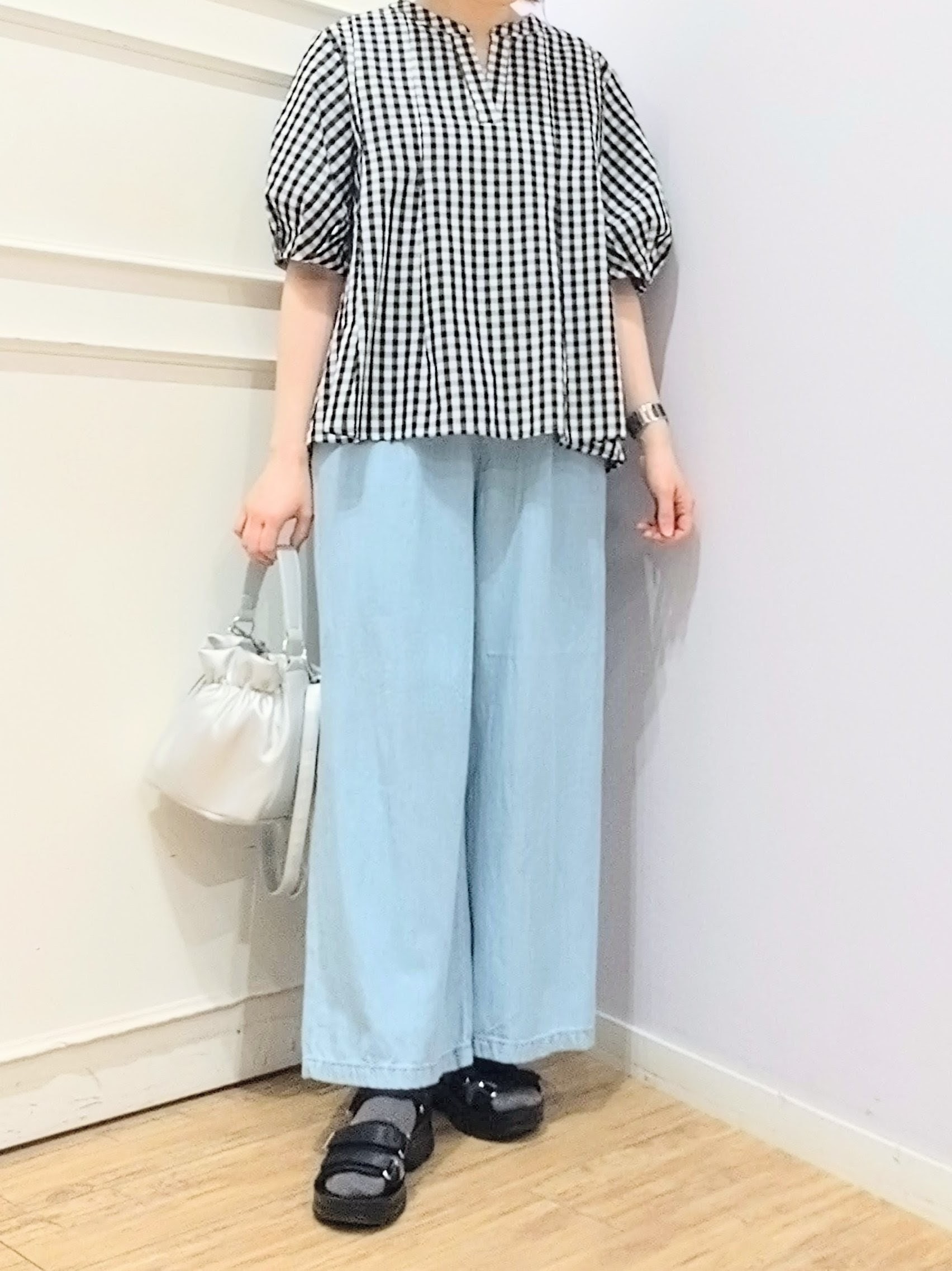 miomioさんの「SHOO･LA･RUE｜【高レビュー/洗濯後しわになりにくい/インせず着られる】自然に体型カバー 麻調ペプラムブラウス」を使ったコーディネート