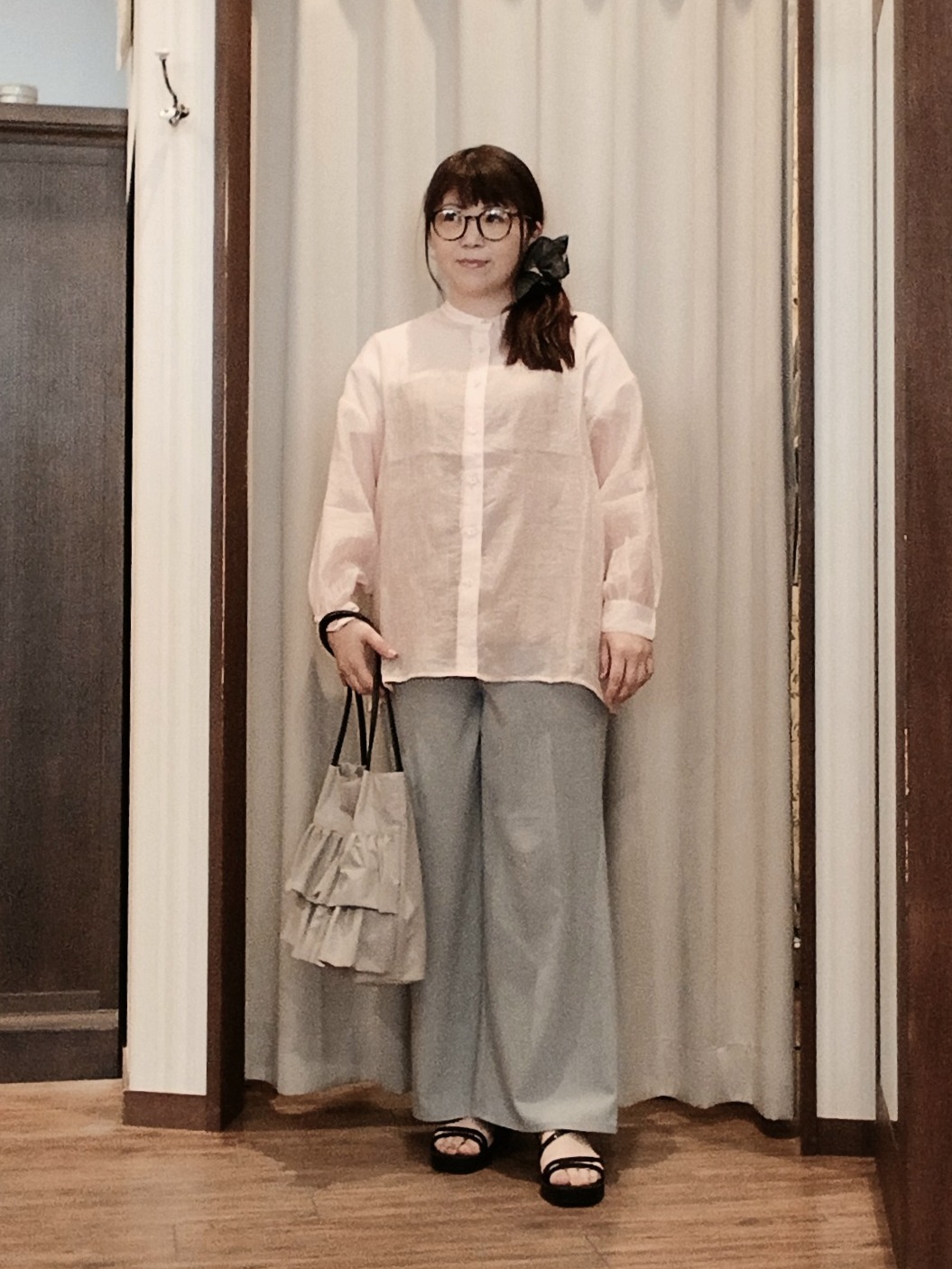 みーあさんの「SHOO･LA･RUE｜【S-LL】大人のシアー感 風合い楽しむバンドカラーシャツ」を使ったコーディネート