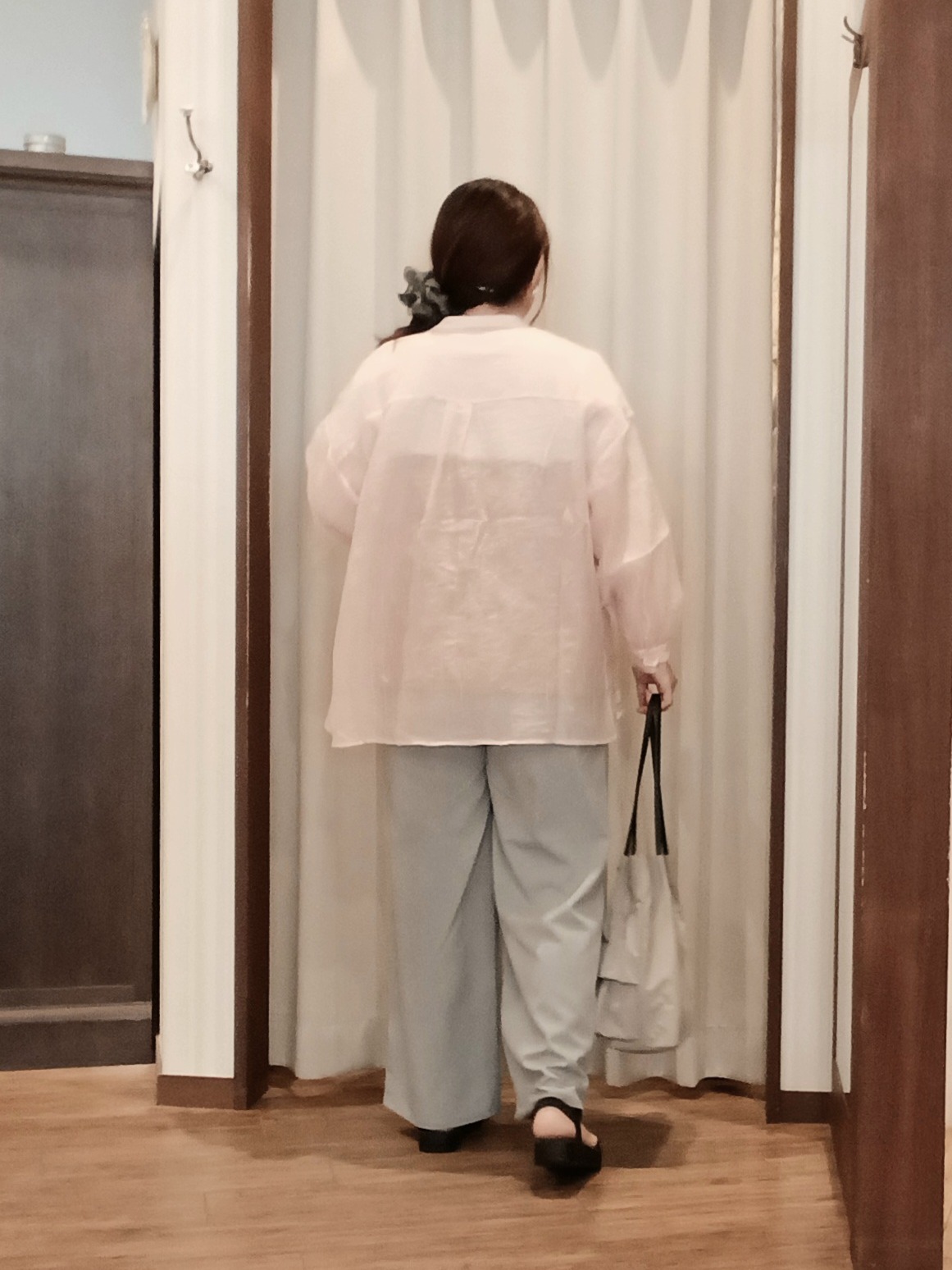 みーあさんの「SHOO･LA･RUE｜【S-LL】大人のシアー感 風合い楽しむバンドカラーシャツ」を使ったコーディネート