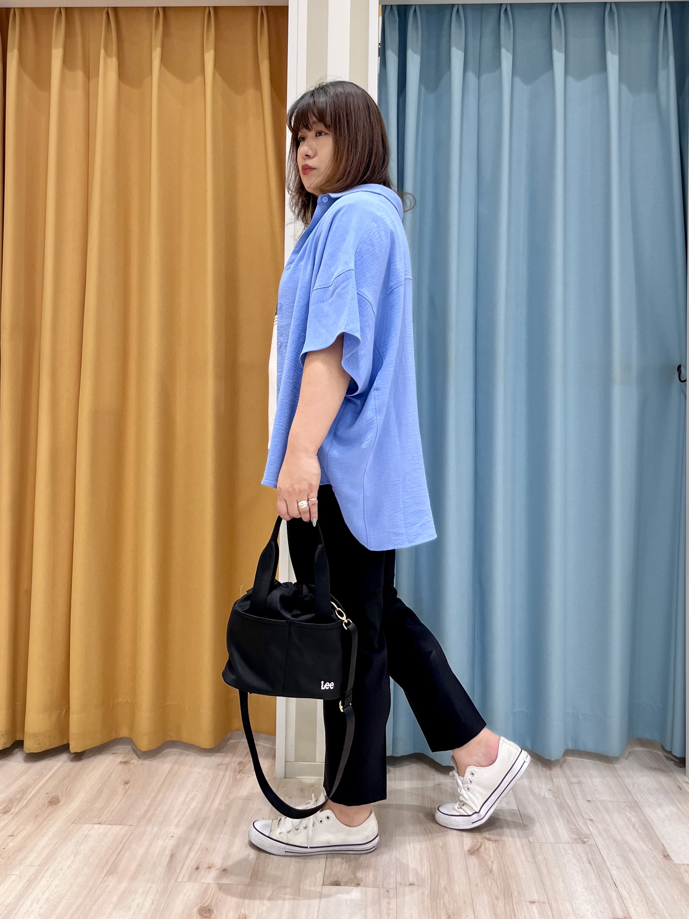 TUMU-TUMUさんの「SHOO･LA･RUE｜【高レビュー/洗濯後しわになりにくい/体型カバー】きちんとゆるっと 大人の抜け感 ポンチョ風カラーシ」を使ったコーディネート