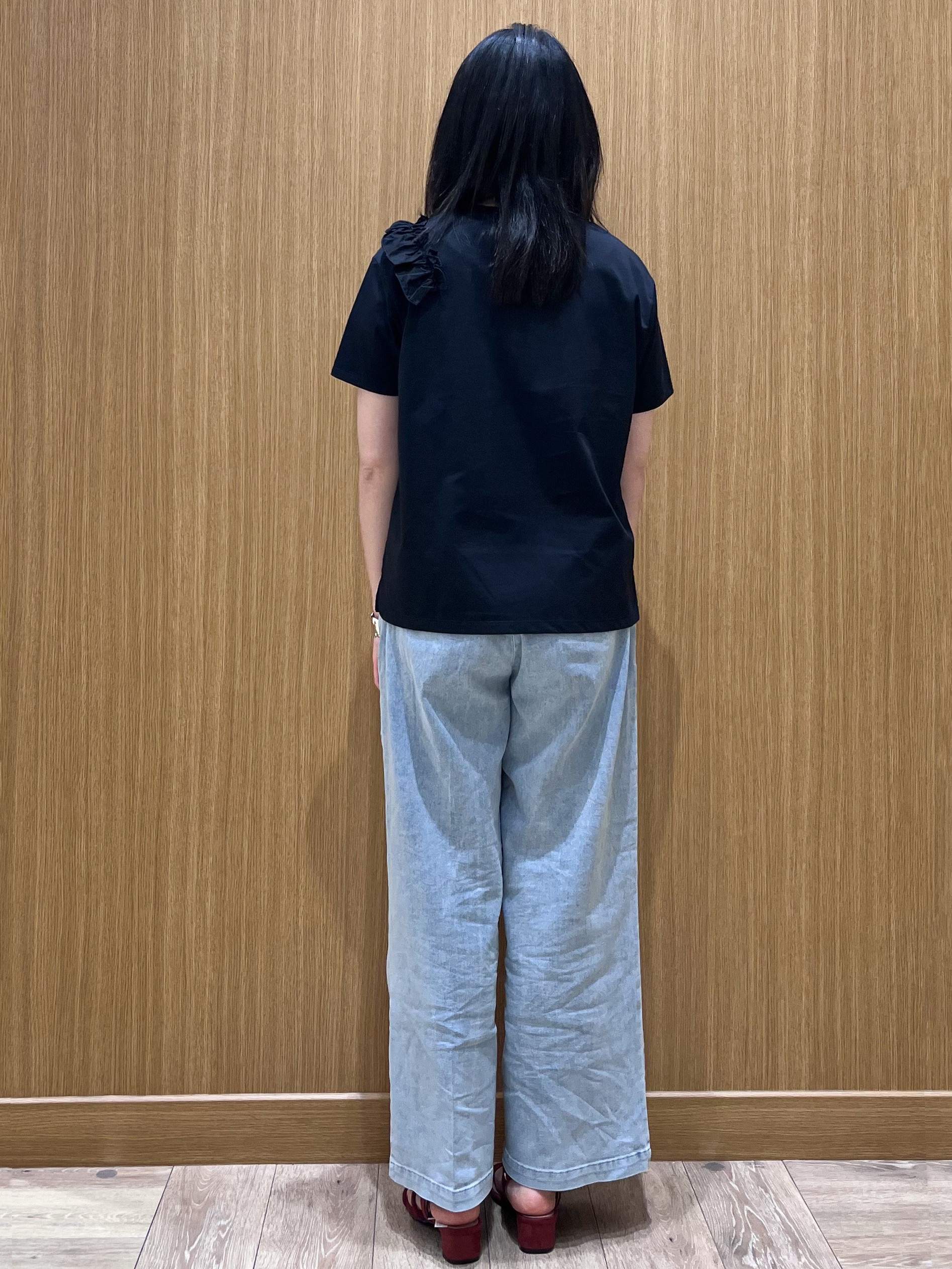 aさんの「OPAQUE.CLIP｜【UV／接触冷感】フリルショルダーカットソー《洗濯機OK》」を使ったコーディネート