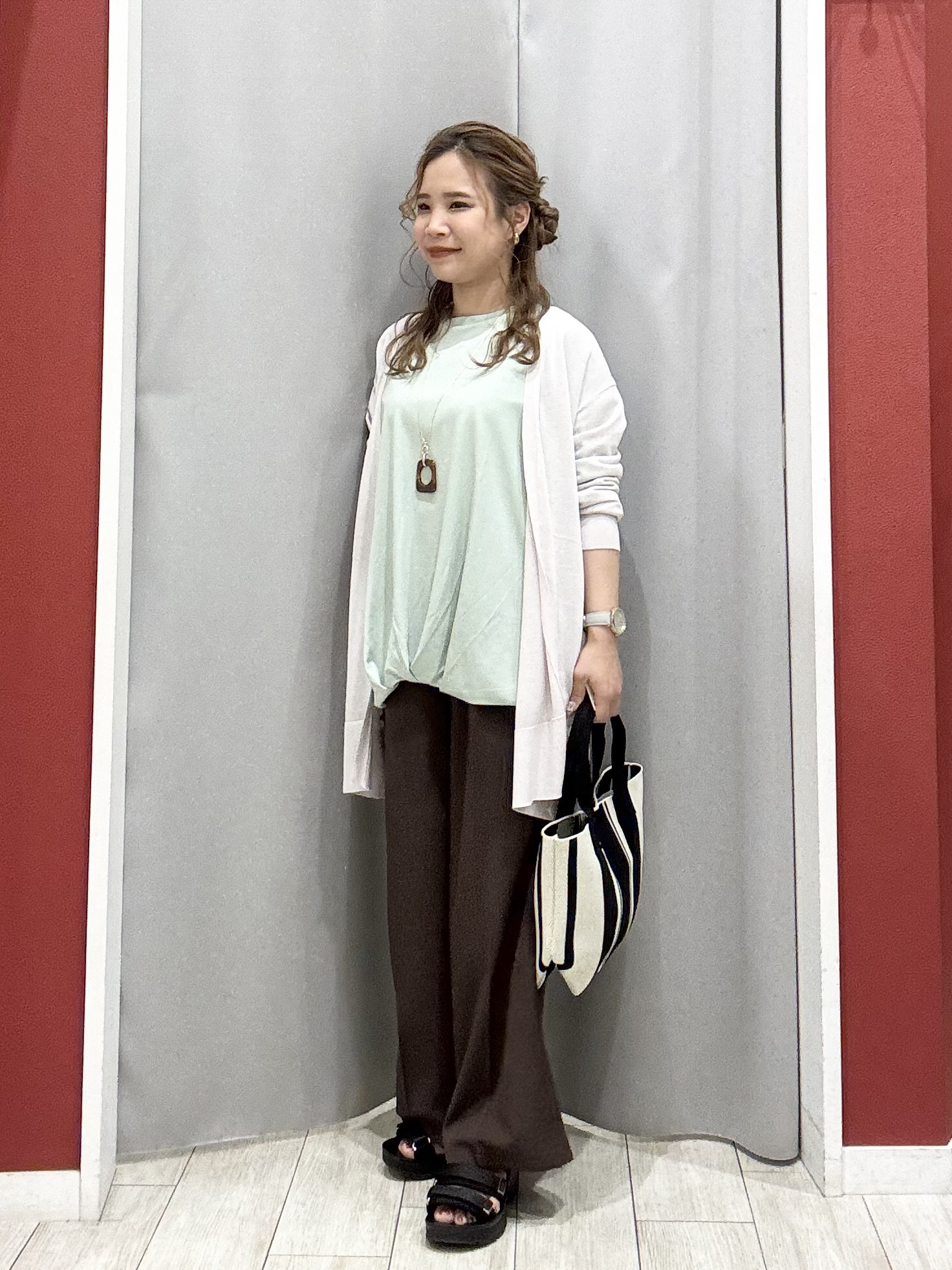 shioさんの「SHOO･LA･RUE｜【ひんやり/洗濯機可/S-LL】着る方がすっきり見えに マルチに使えるミドルトッパーカーディガン」を使ったコーディネート