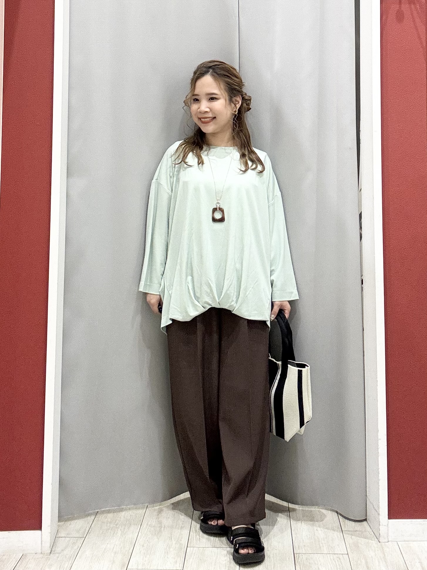 shioさんの「SHOO･LA･RUE｜【ひんやり/洗濯機可/S-LL】着る方がすっきり見えに マルチに使えるミドルトッパーカーディガン」を使ったコーディネート