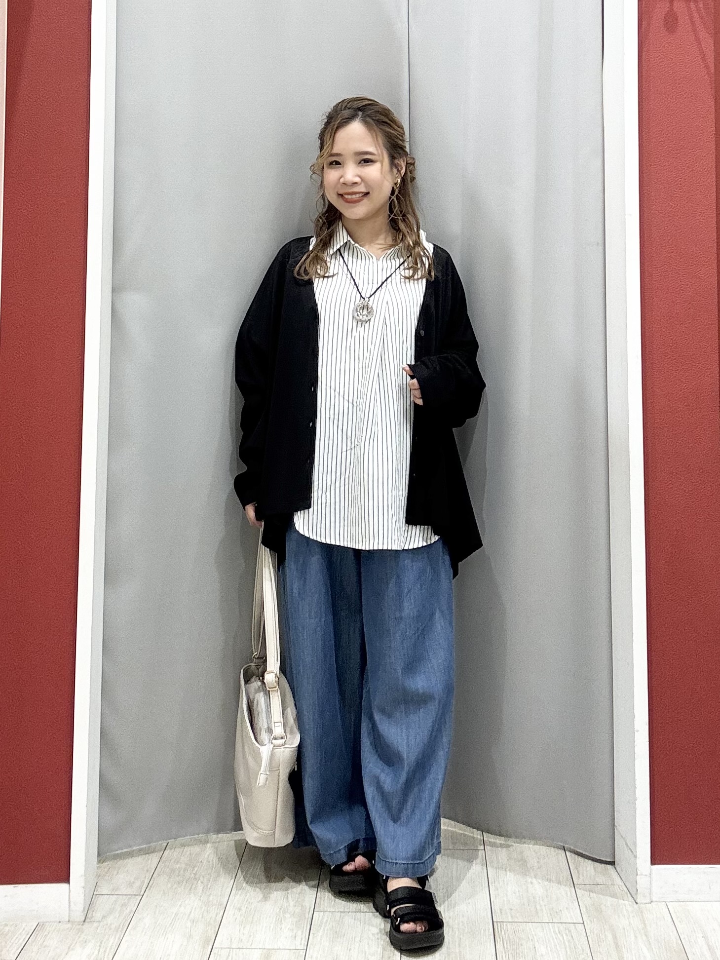 shioさんの「SHOO･LA･RUE｜【S-LL/UV】手の甲まで隠れる 指穴付き とろみVネックカーディガン」を使ったコーディネート