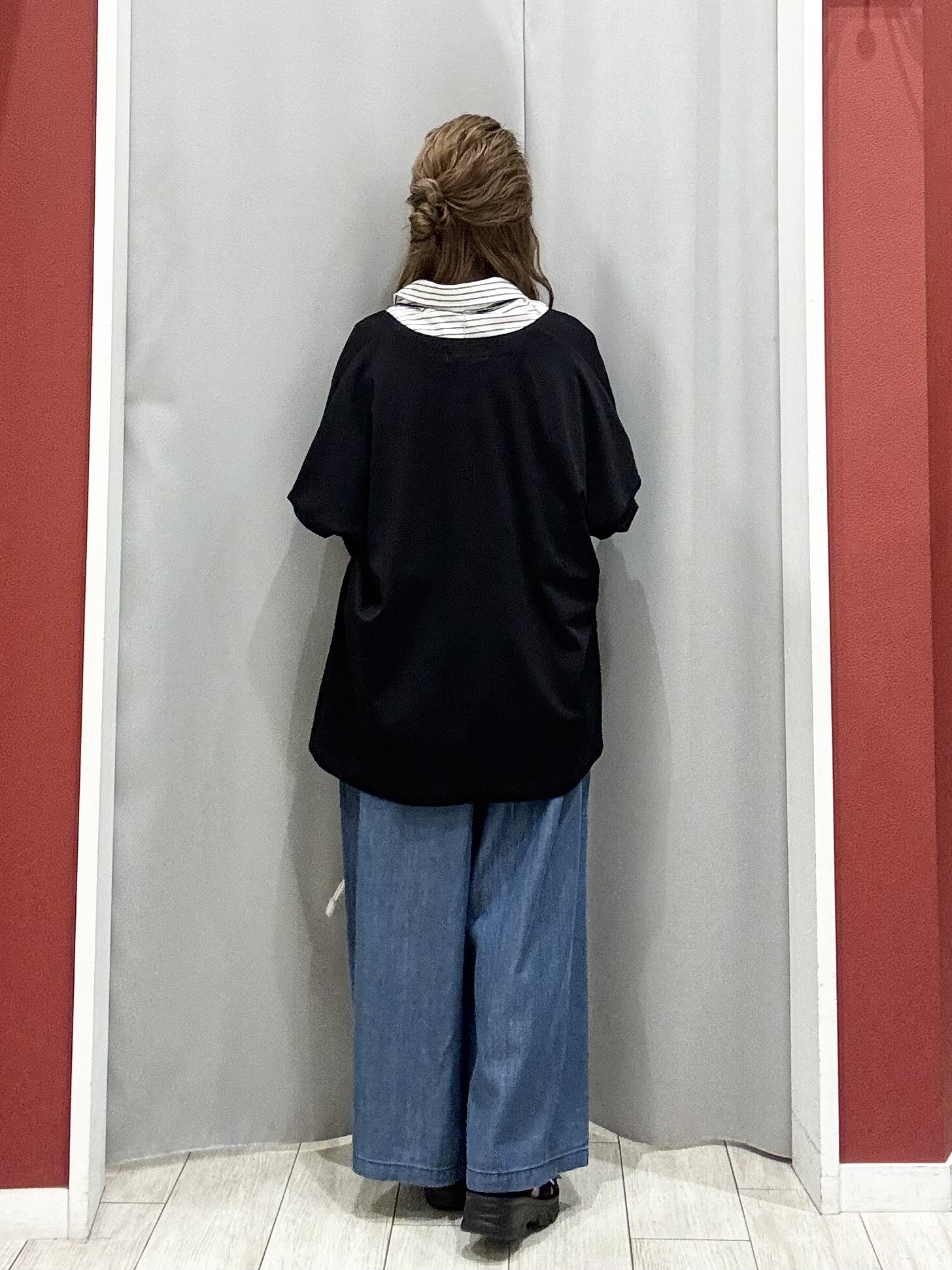 shioさんの「SHOO･LA･RUE｜【S-LL/UV】手の甲まで隠れる 指穴付き とろみVネックカーディガン」を使ったコーディネート