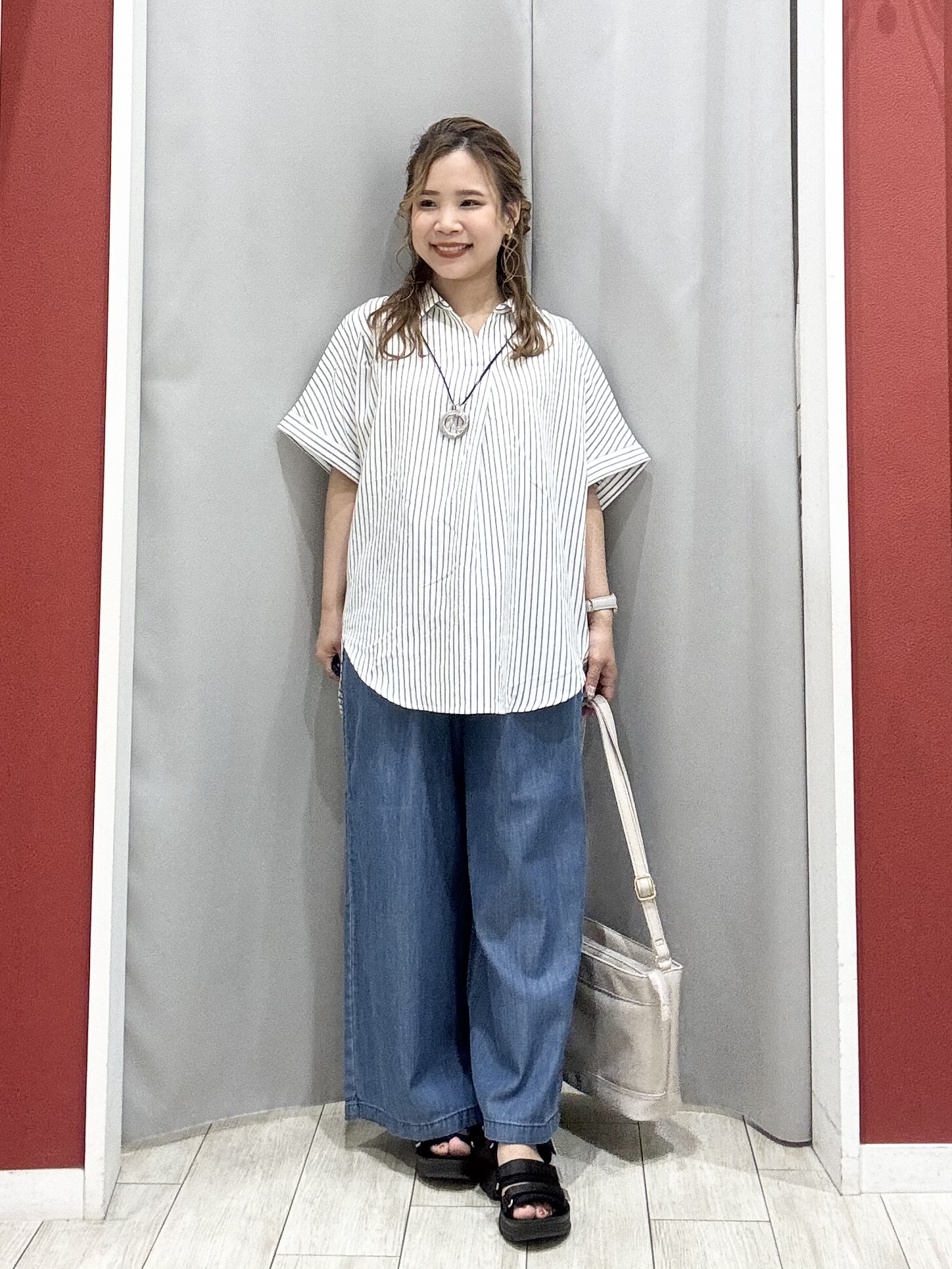 shioさんの「SHOO･LA･RUE｜【S-LL/UV】手の甲まで隠れる 指穴付き とろみVネックカーディガン」を使ったコーディネート