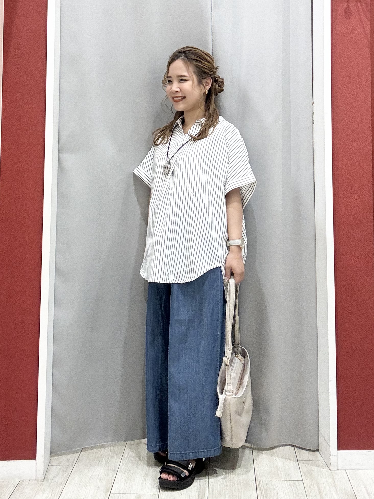 shioさんの「SHOO･LA･RUE｜【S-LL/UV】手の甲まで隠れる 指穴付き とろみVネックカーディガン」を使ったコーディネート