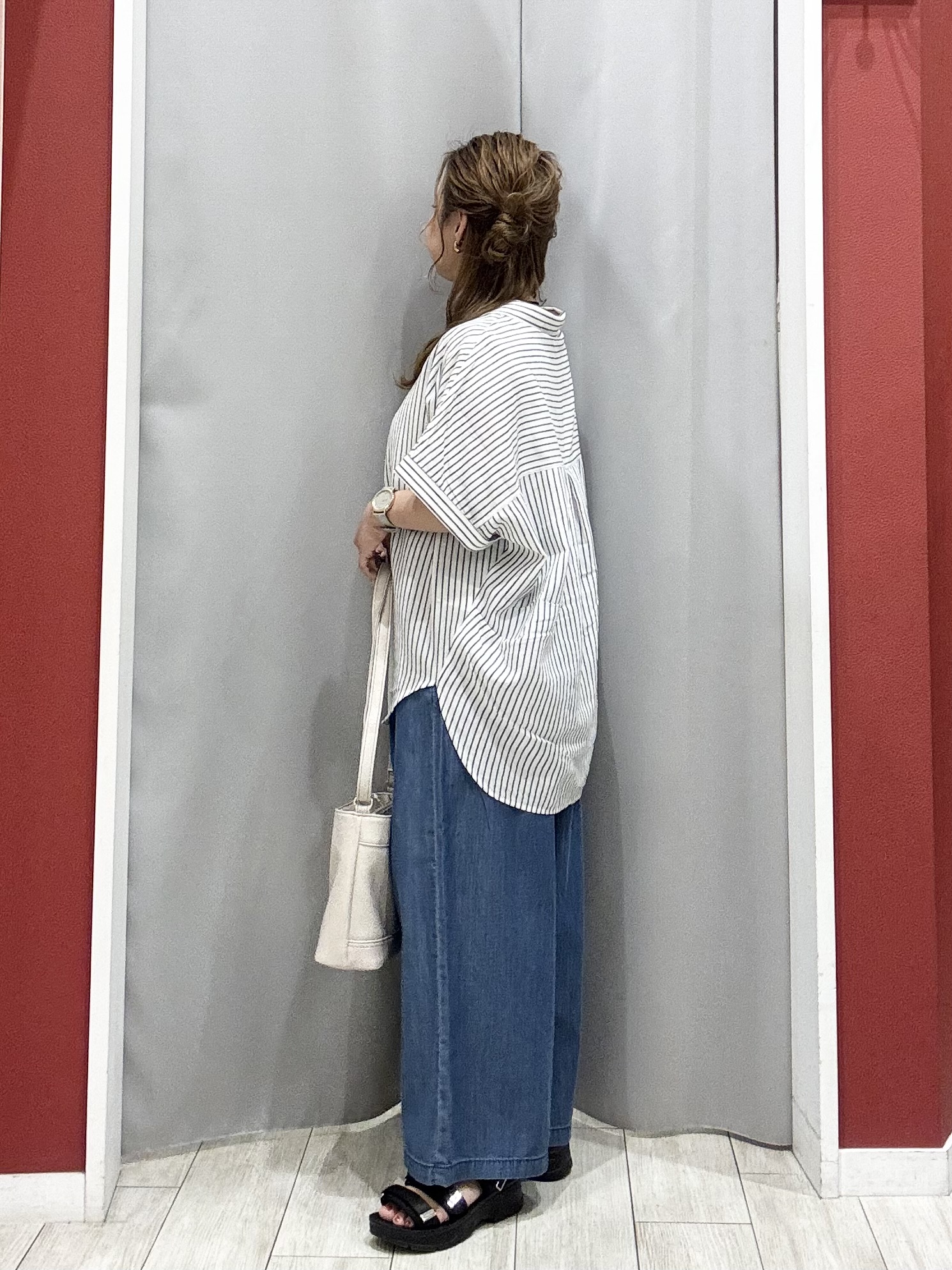 shioさんの「SHOO･LA･RUE｜【S-LL/UV】手の甲まで隠れる 指穴付き とろみVネックカーディガン」を使ったコーディネート