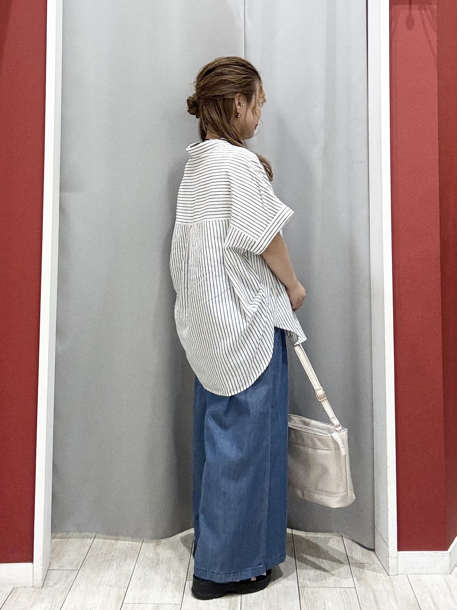 shioさんの「SHOO･LA･RUE｜【S-LL/UV】手の甲まで隠れる 指穴付き とろみVネックカーディガン」を使ったコーディネート