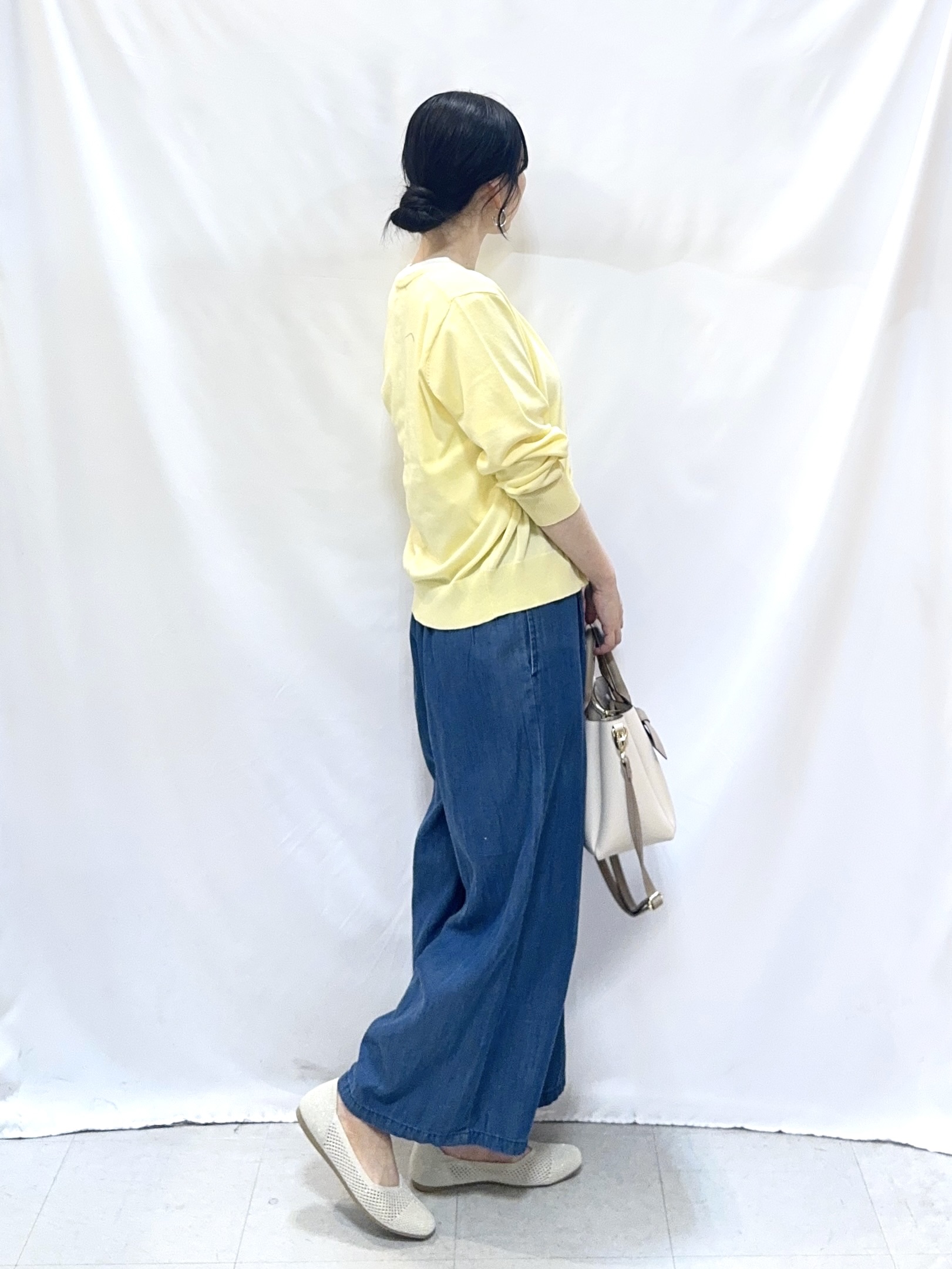 𝐇𝐢𝐫𝐨𝐦𝐢さんの「SHOO･LA･RUE｜【洗濯機可/UV/アンチピリング/S-LL】いろいろボタンが華やか クルーネックカーディガン」を使ったコーディネート