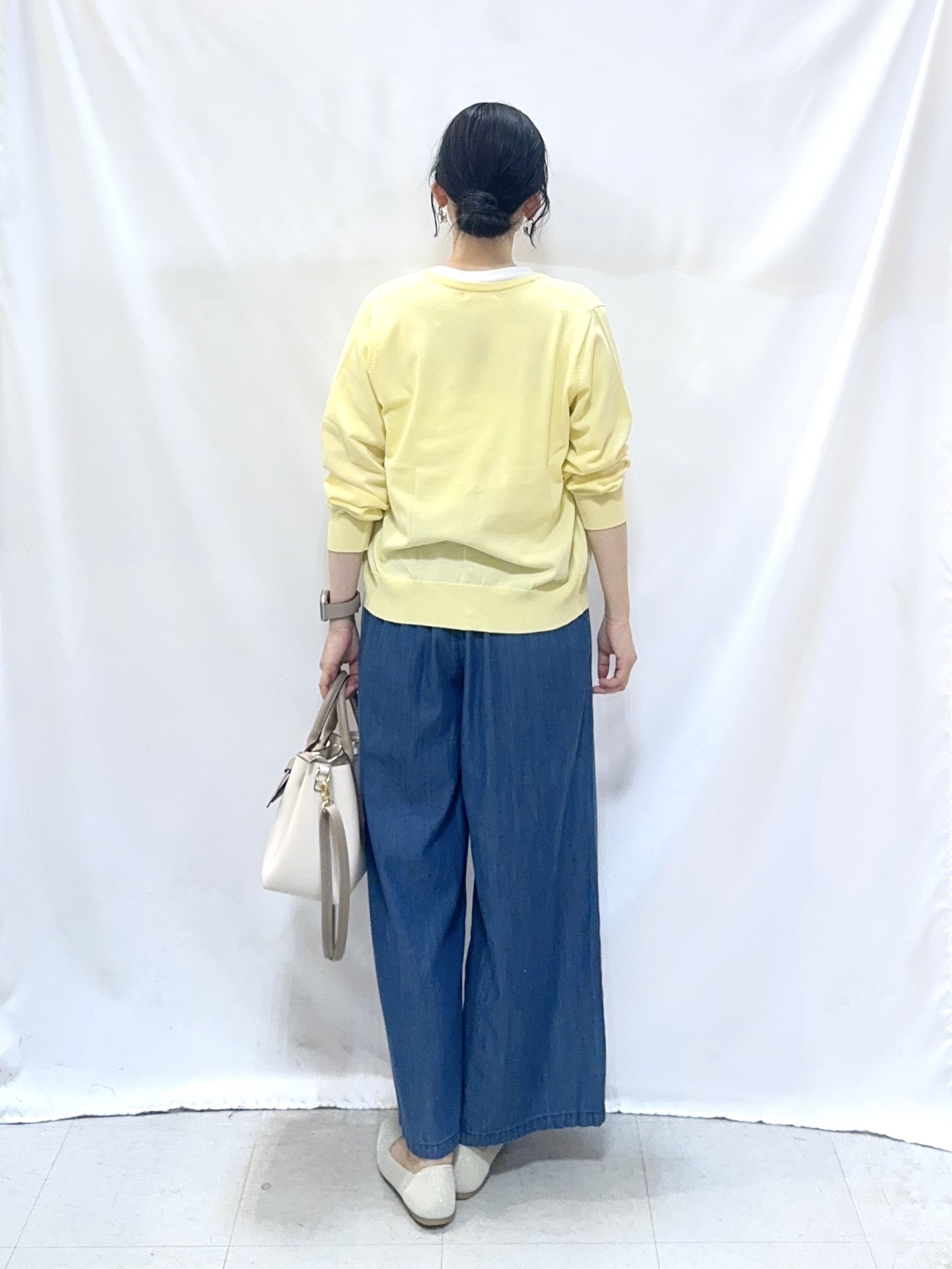 𝐇𝐢𝐫𝐨𝐦𝐢さんの「SHOO･LA･RUE｜【洗濯機可/UV/アンチピリング/S-LL】いろいろボタンが華やか クルーネックカーディガン」を使ったコーディネート