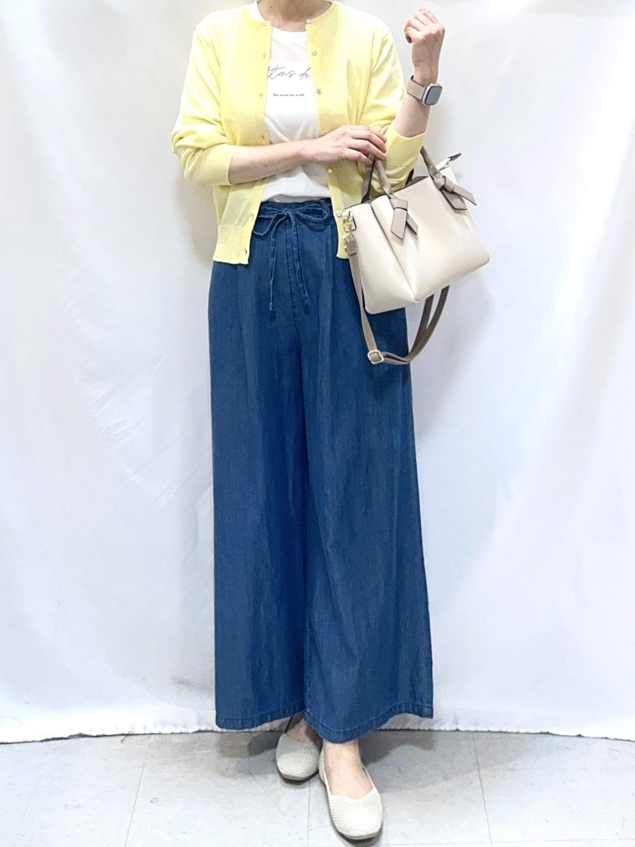 𝐇𝐢𝐫𝐨𝐦𝐢さんの「SHOO･LA･RUE｜【洗濯機可/UV/アンチピリング/S-LL】いろいろボタンが華やか クルーネックカーディガン」を使ったコーディネート