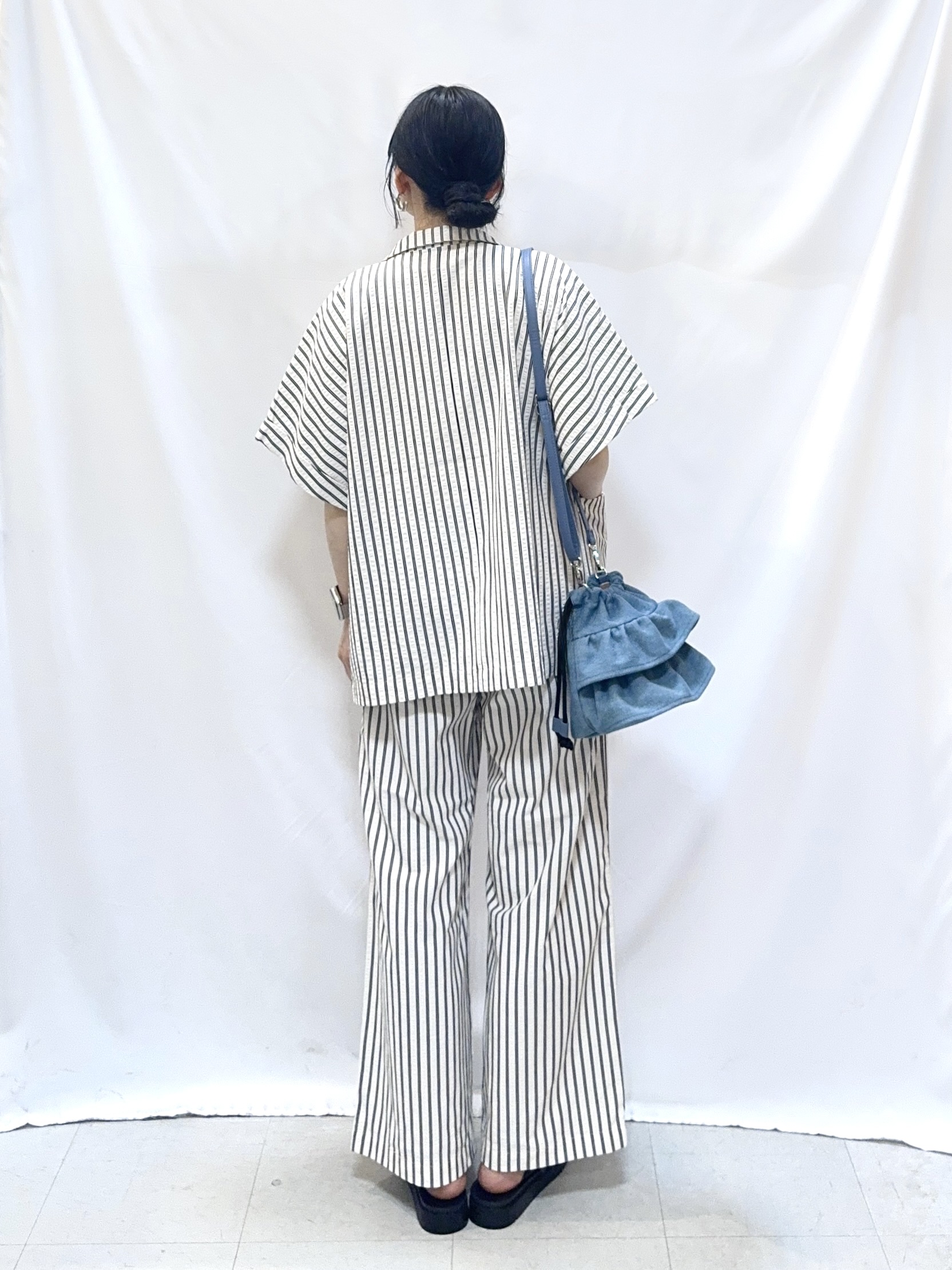 𝐇𝐢𝐫𝐨𝐦𝐢さんの「SHOO･LA･RUE｜【ひんやり/吸水速乾/セットアップ可】羽織るだけで主役になる サッカーストライプシャツジャケット」を使ったコーディネート