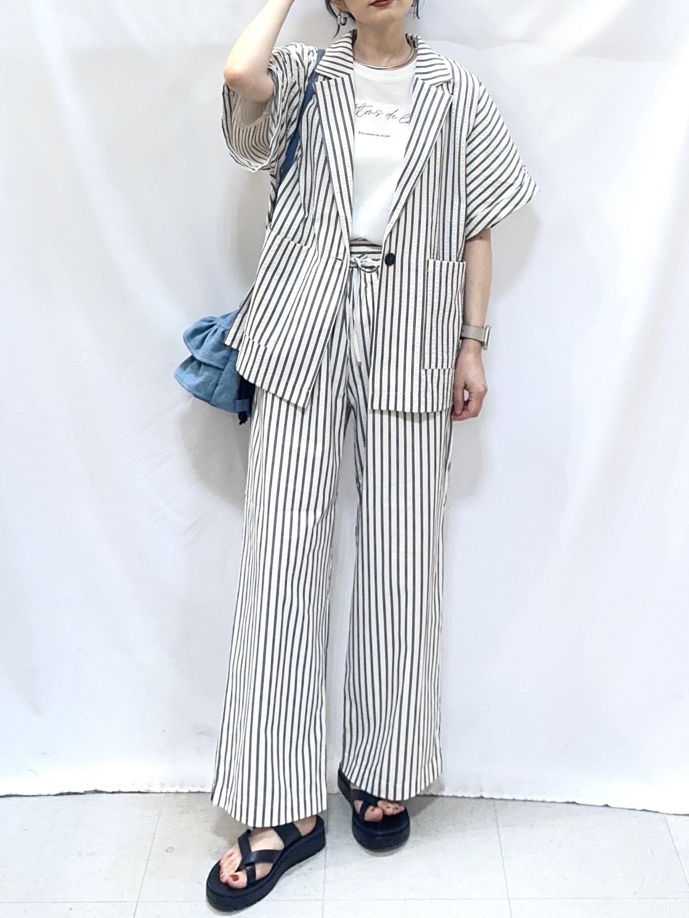 𝐇𝐢𝐫𝐨𝐦𝐢さんの「SHOO･LA･RUE｜【ひんやり/吸水速乾/セットアップ可】羽織るだけで主役になる サッカーストライプシャツジャケット」を使ったコーディネート