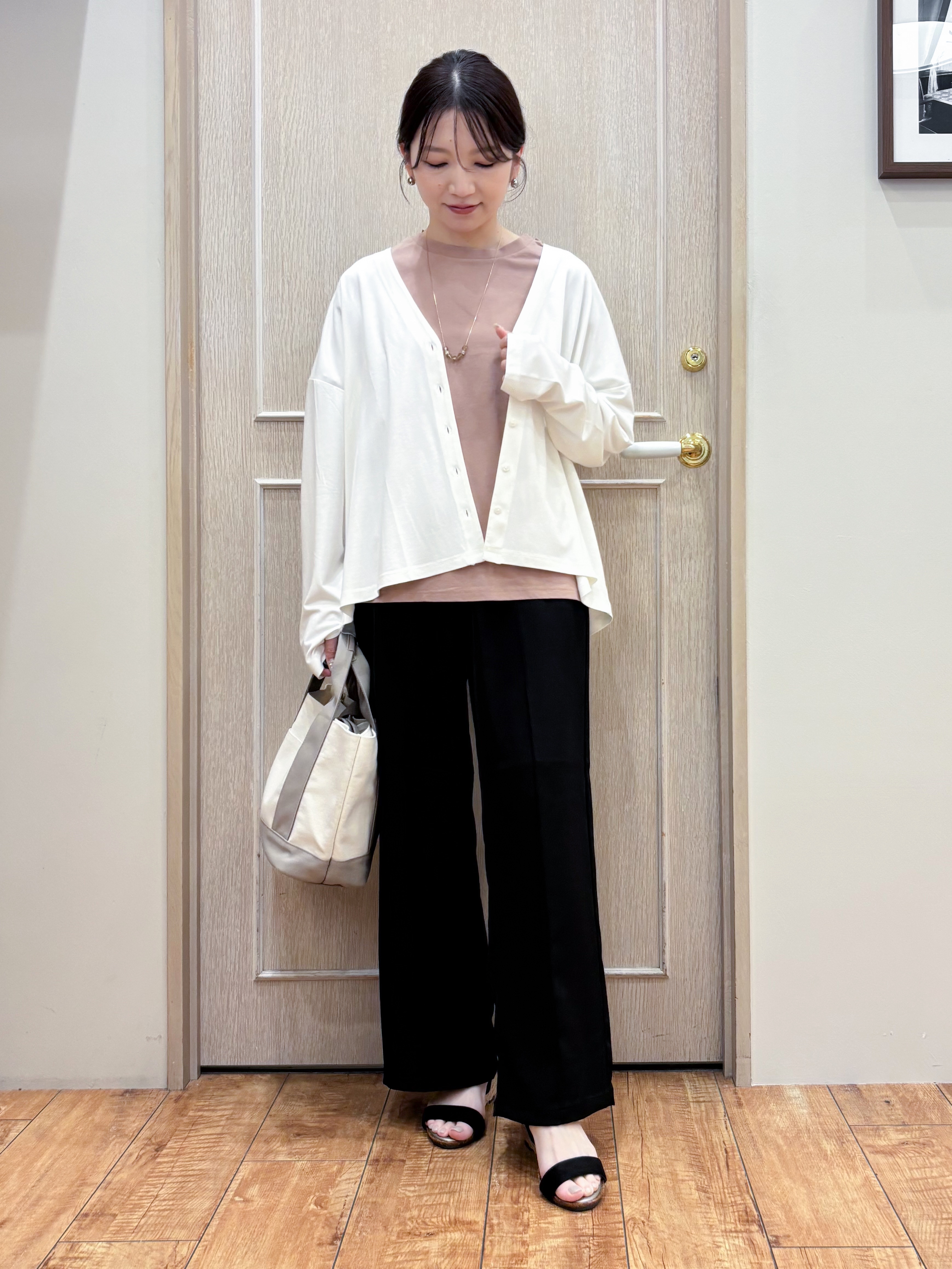 なみさんの「SHOO･LA･RUE｜【S-LL/UV】手の甲まで隠れる 指穴付き とろみVネックカーディガン」を使ったコーディネート