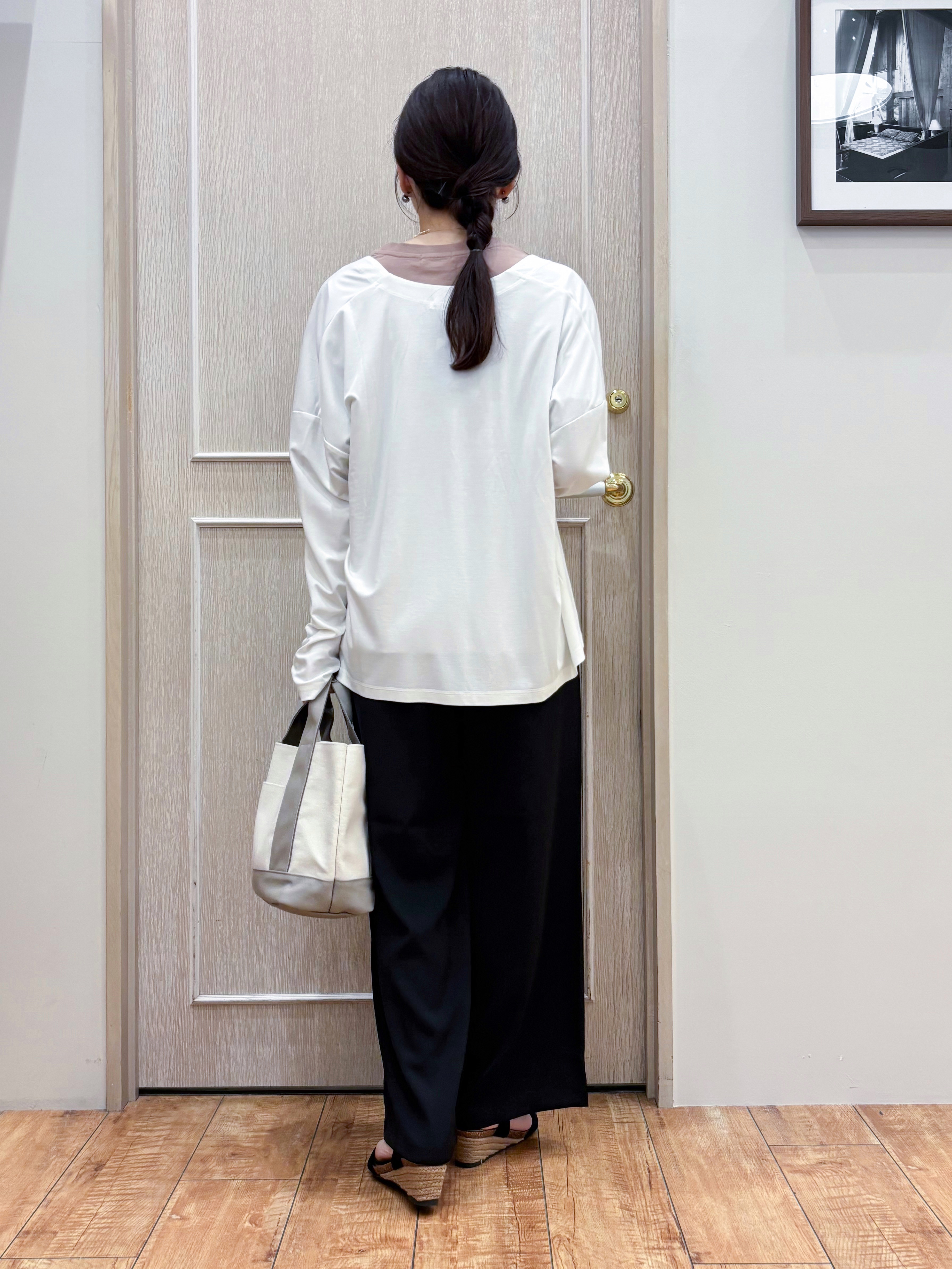 なみさんの「SHOO･LA･RUE｜【S-LL/UV】手の甲まで隠れる 指穴付き とろみVネックカーディガン」を使ったコーディネート