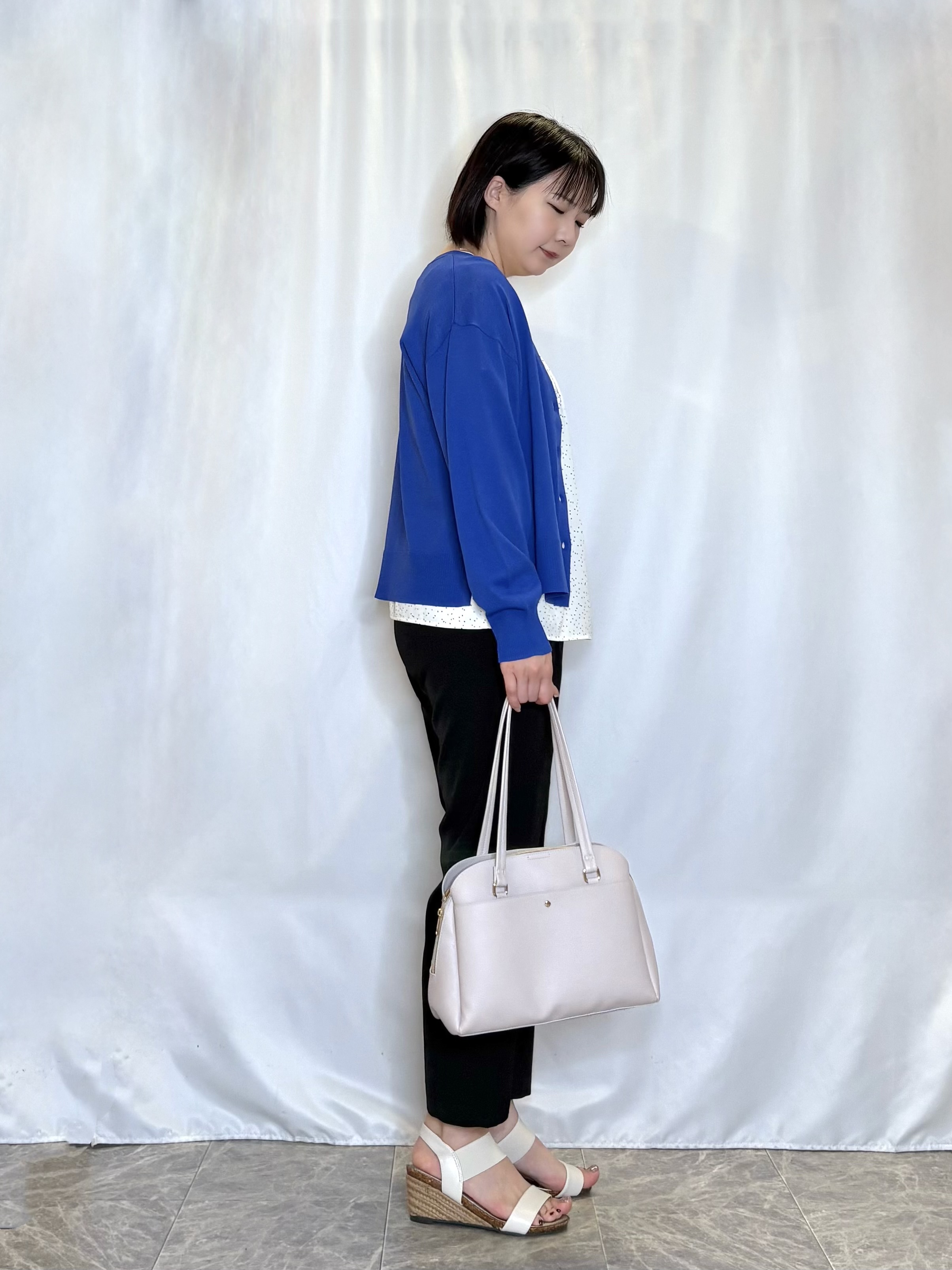 ネリさんの「SHOO･LA･RUE｜【洗濯機可/ひんやり/UV】さらっとしたタッチが心地よい ショート丈 Vネックカーディガン」を使ったコーディネート