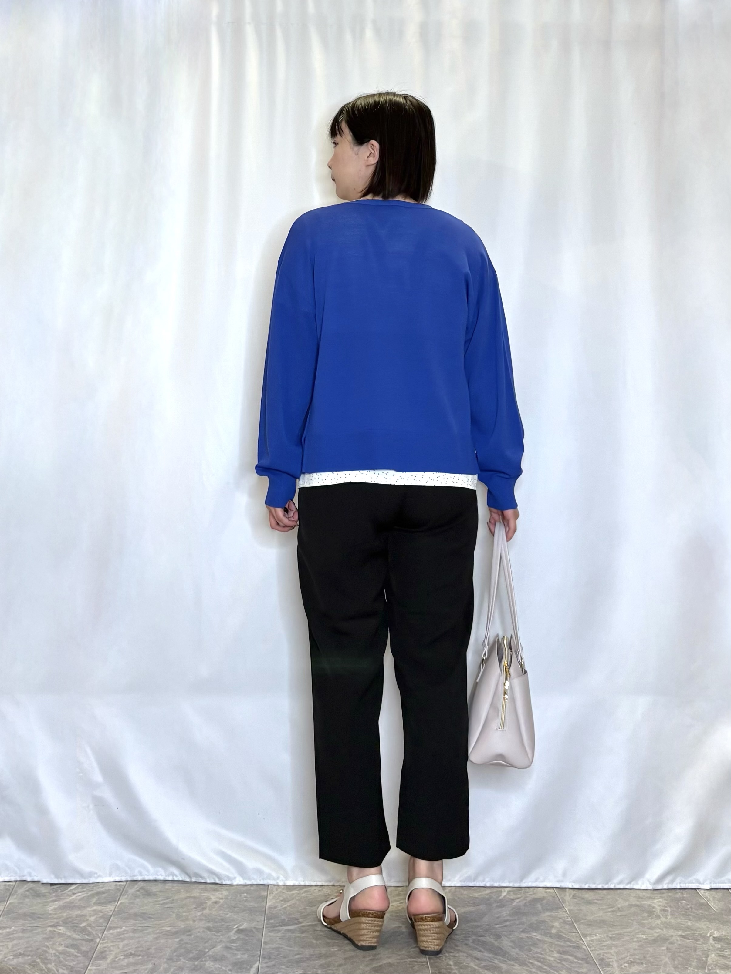 ネリさんの「SHOO･LA･RUE｜【洗濯機可/ひんやり/UV】さらっとしたタッチが心地よい ショート丈 Vネックカーディガン」を使ったコーディネート
