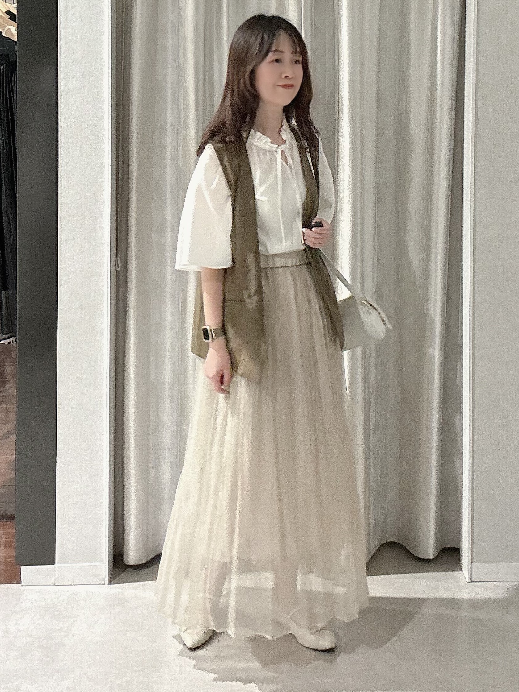makiさんの「UNTITLED｜【セットアップ可/接触冷感/通気性】ドライシアーVネックジレ」を使ったコーディネート