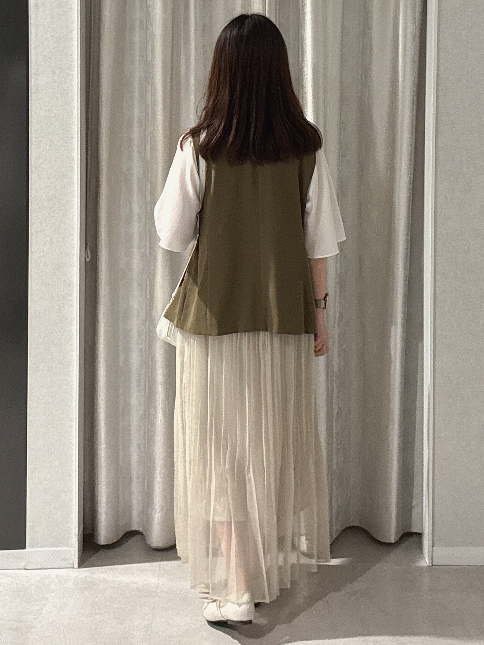 makiさんの「UNTITLED｜【セットアップ可/接触冷感/通気性】ドライシアーVネックジレ」を使ったコーディネート