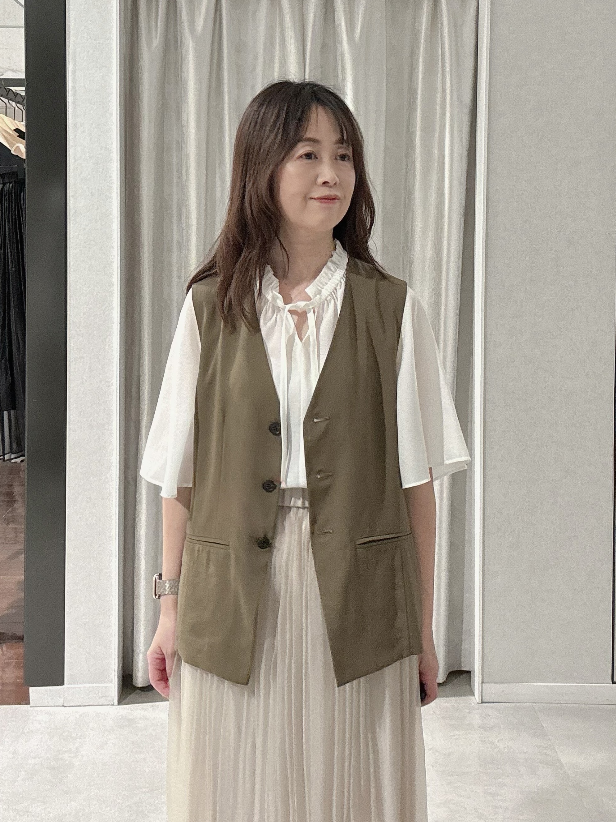 makiさんの「UNTITLED｜【セットアップ可/接触冷感/通気性】ドライシアーVネックジレ」を使ったコーディネート