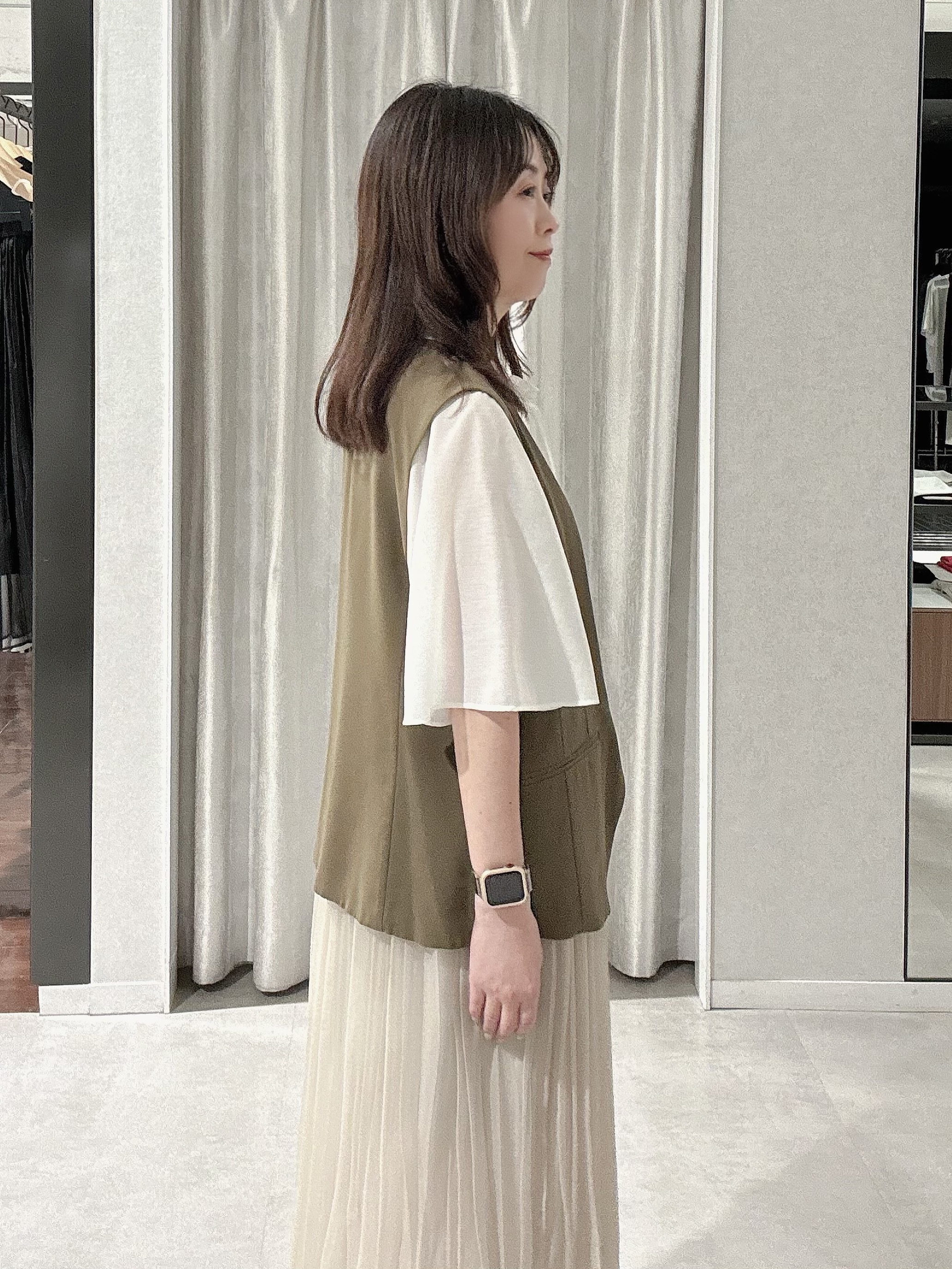 makiさんの「UNTITLED｜【セットアップ可/接触冷感/通気性】ドライシアーVネックジレ」を使ったコーディネート