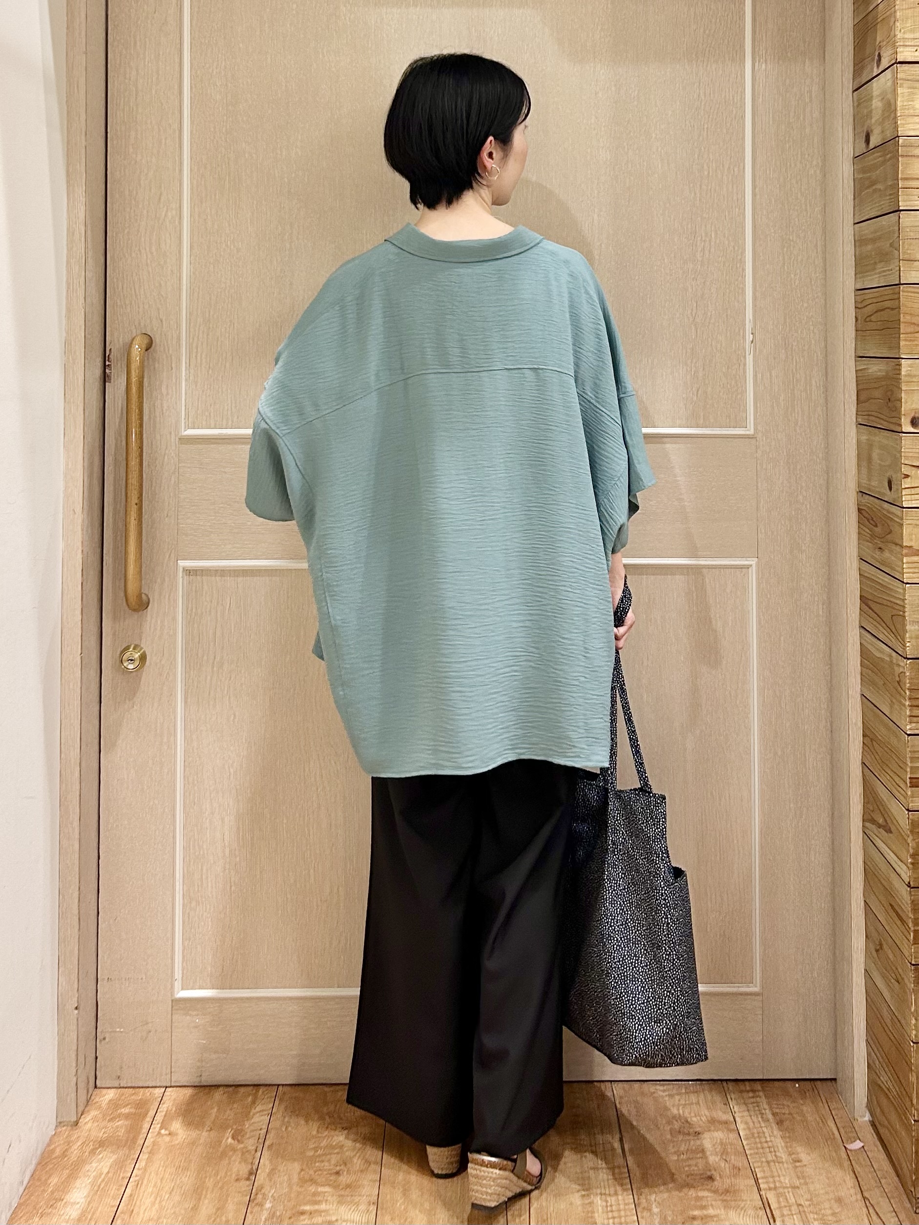 ちぐささんの「SHOO･LA･RUE｜【高レビュー/洗濯後しわになりにくい/体型カバー】きちんとゆるっと 大人の抜け感 ポンチョ風カラーシ」を使ったコーディネート