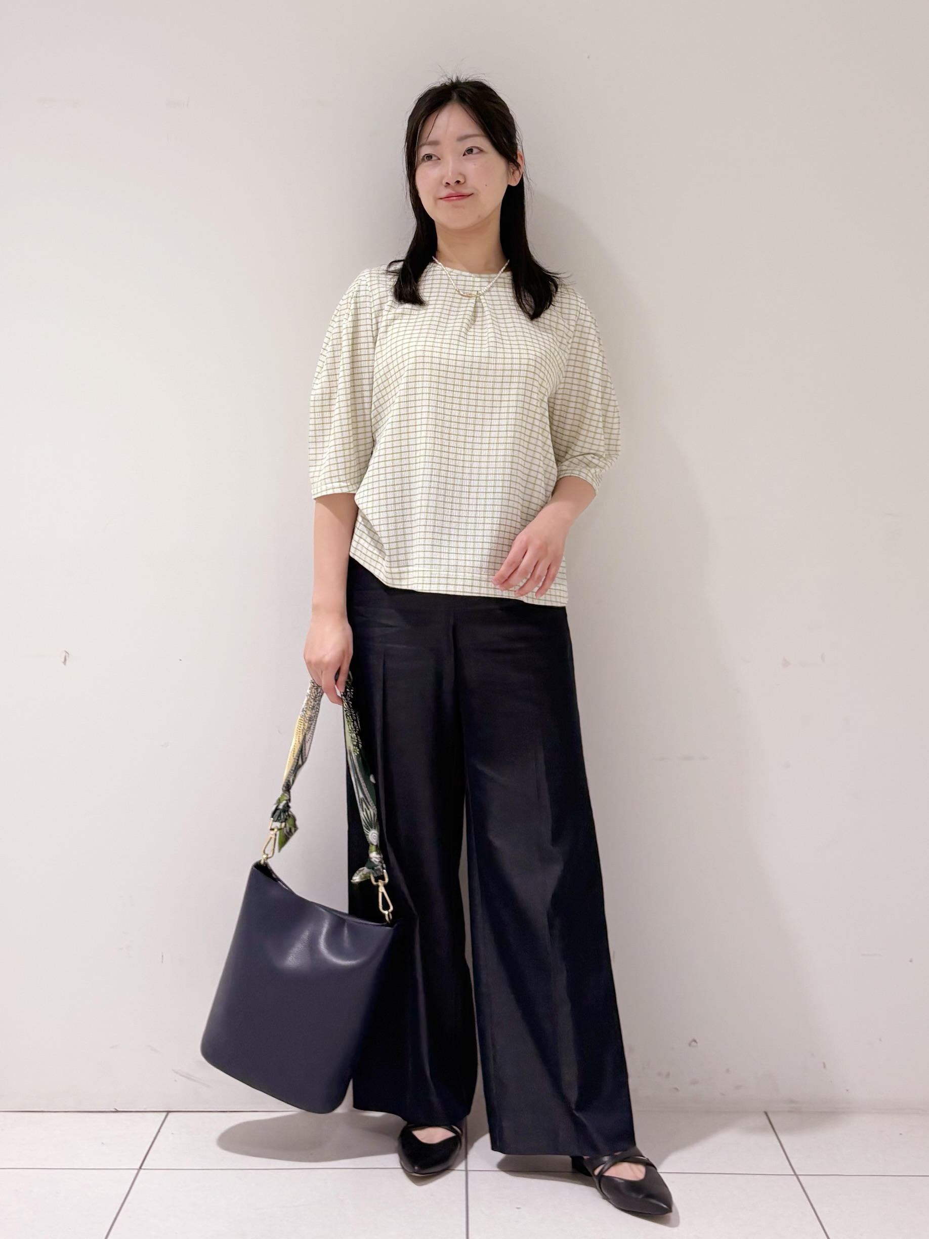 momokoさんの「INDIVI｜【UVケア／吸汗速乾】チェック柄タックボリュームスリーブトップス」を使ったコーディネート
