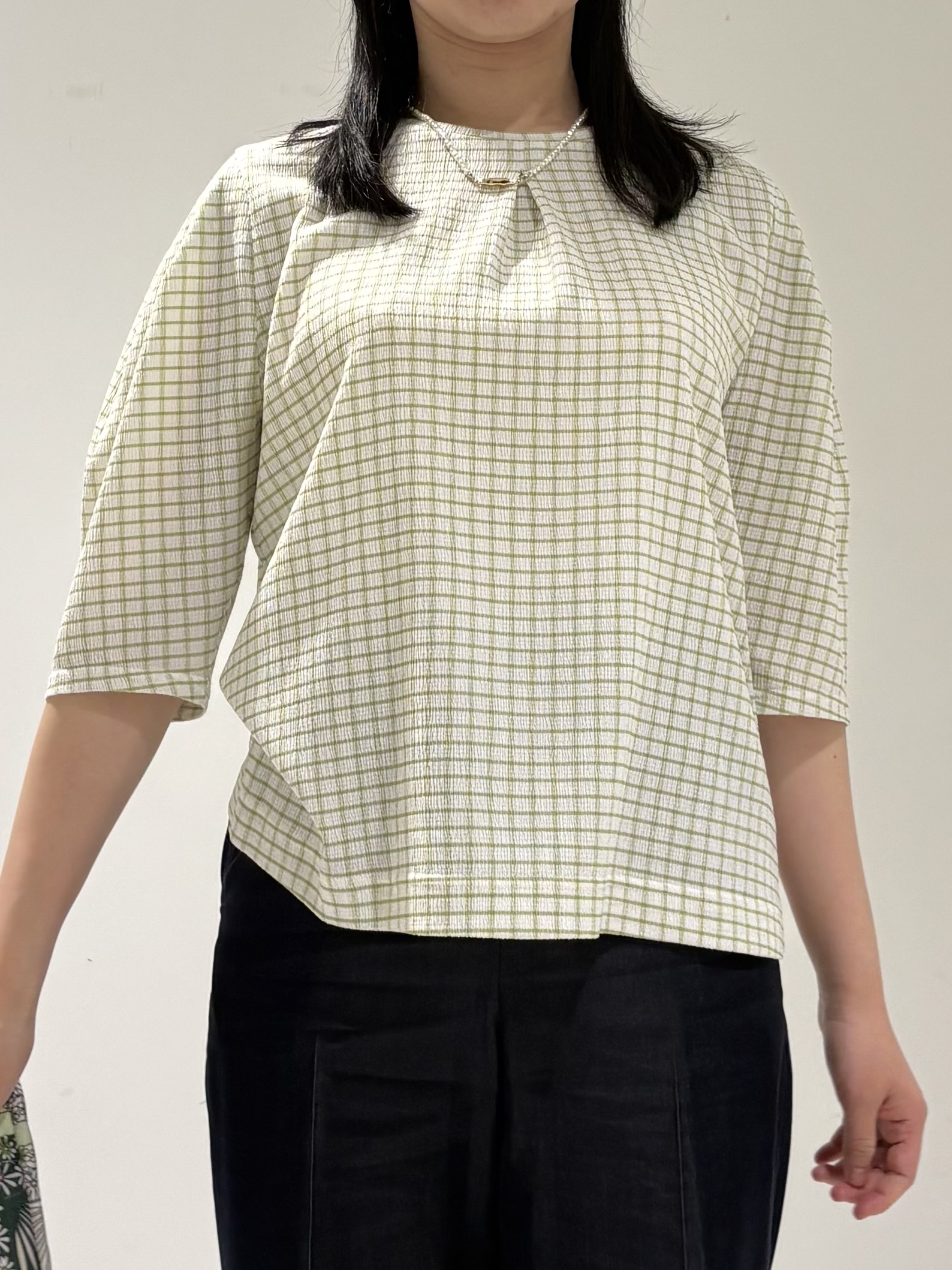momokoさんの「INDIVI｜【UVケア／吸汗速乾】チェック柄タックボリュームスリーブトップス」を使ったコーディネート