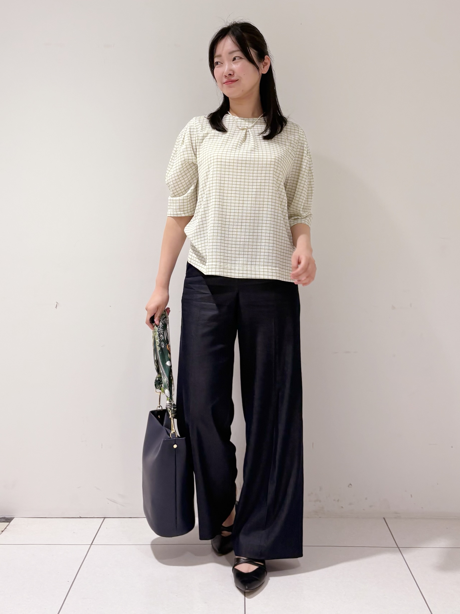 momokoさんの「INDIVI｜【UVケア／吸汗速乾】チェック柄タックボリュームスリーブトップス」を使ったコーディネート