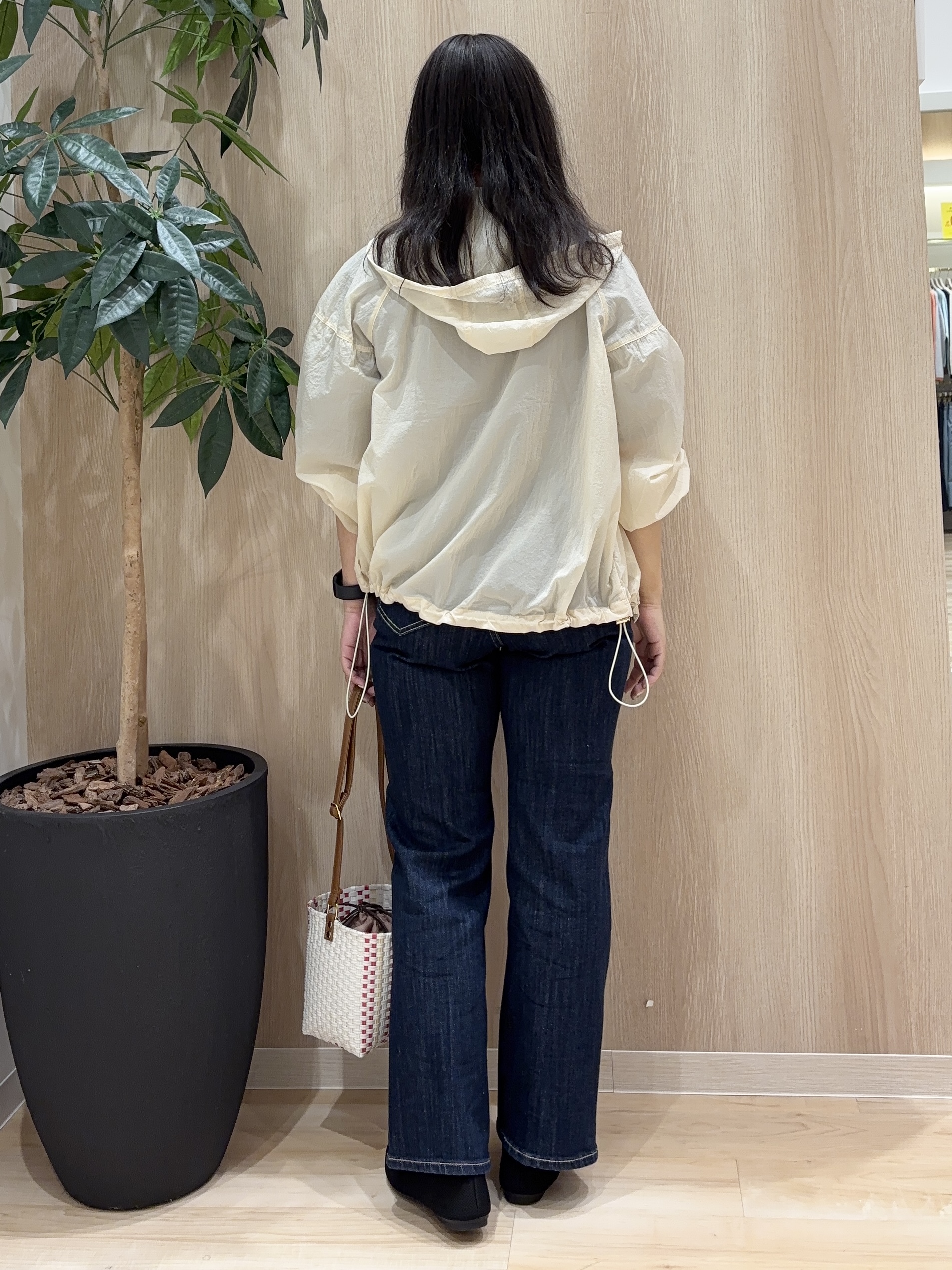 miraiさんの「grove｜【洗濯機OK】朝晩の気温差に◎軽やかシアーナイロンフーディブルゾン」を使ったコーディネート