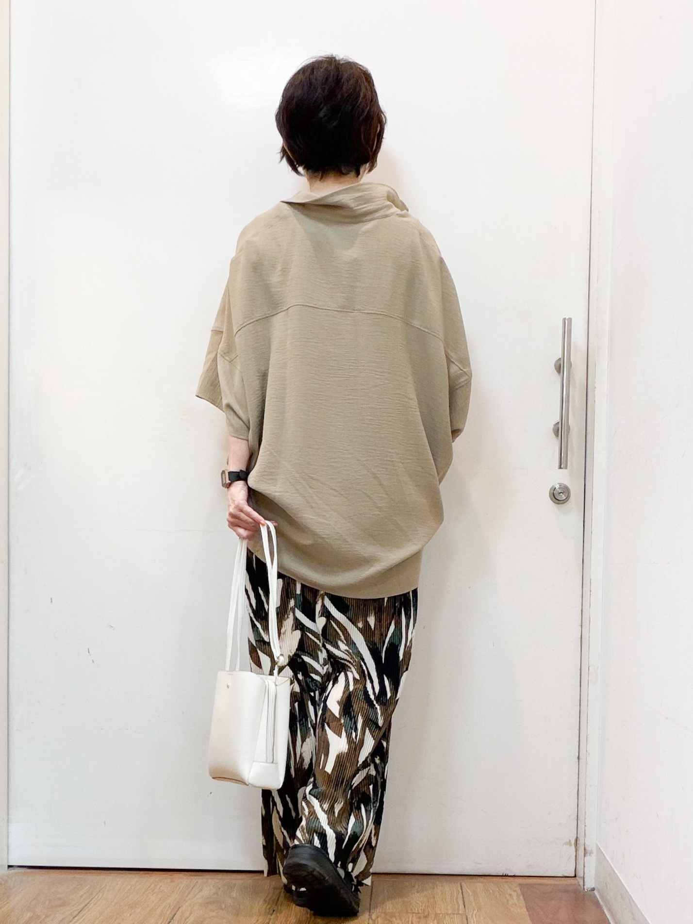 みぃさんの「SHOO･LA･RUE｜【高レビュー/洗濯後しわになりにくい/体型カバー】きちんとゆるっと 大人の抜け感 ポンチョ風カラーシ」を使ったコーディネート