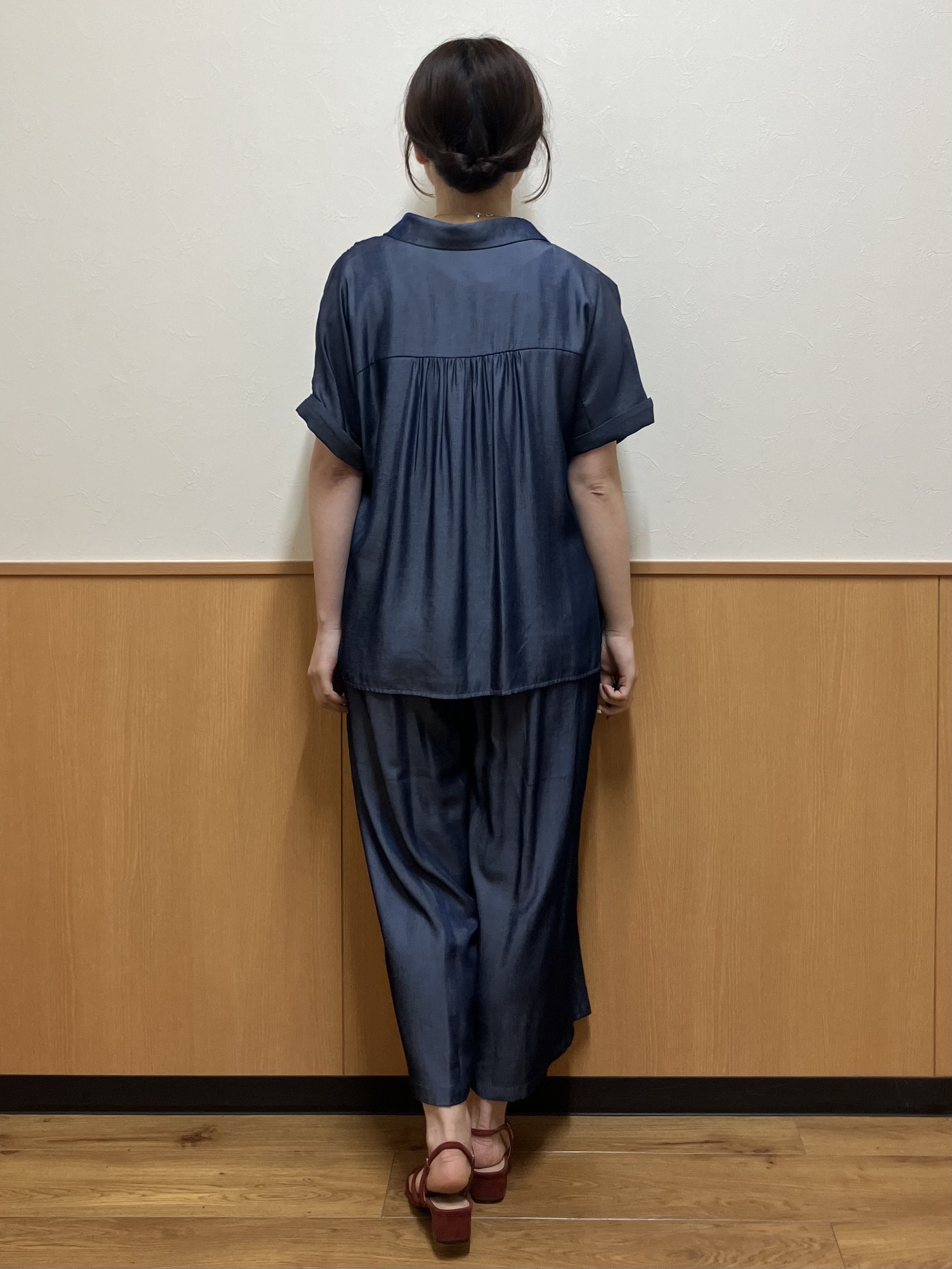 MAYUKIさんの「index｜【UVケア／接触冷感／吸水速乾】シャンブレーターンバックシャツ《洗濯機OK》」を使ったコーディネート