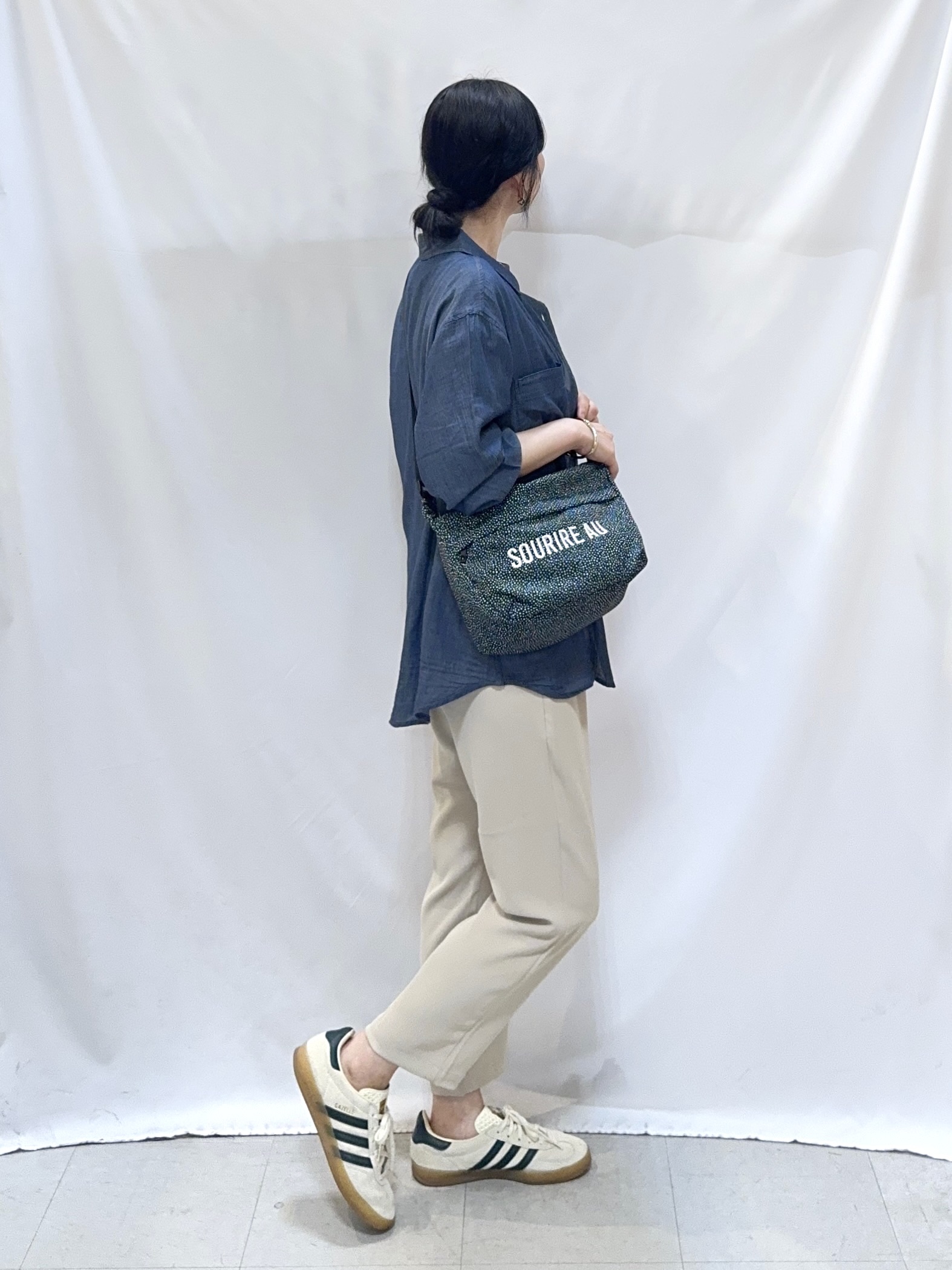 𝐇𝐢𝐫𝐨𝐦𝐢さんの「SHOO･LA･RUE｜【綿100%/UV/S-LL/体型カバー】優しく透ける 柔らかシアーデニムシャツ」を使ったコーディネート