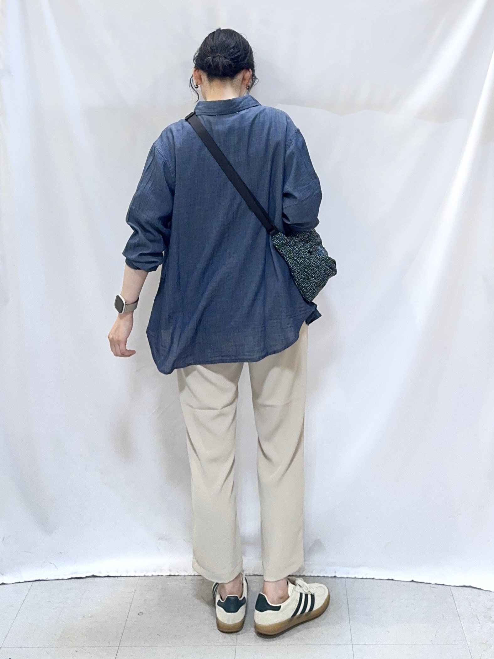 𝐇𝐢𝐫𝐨𝐦𝐢さんの「SHOO･LA･RUE｜【綿100%/UV/S-LL/体型カバー】優しく透ける 柔らかシアーデニムシャツ」を使ったコーディネート