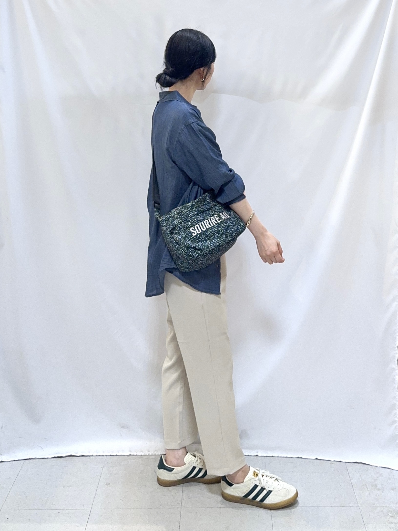 𝐇𝐢𝐫𝐨𝐦𝐢さんの「SHOO･LA･RUE｜【綿100%/UV/S-LL/体型カバー】優しく透ける 柔らかシアーデニムシャツ」を使ったコーディネート