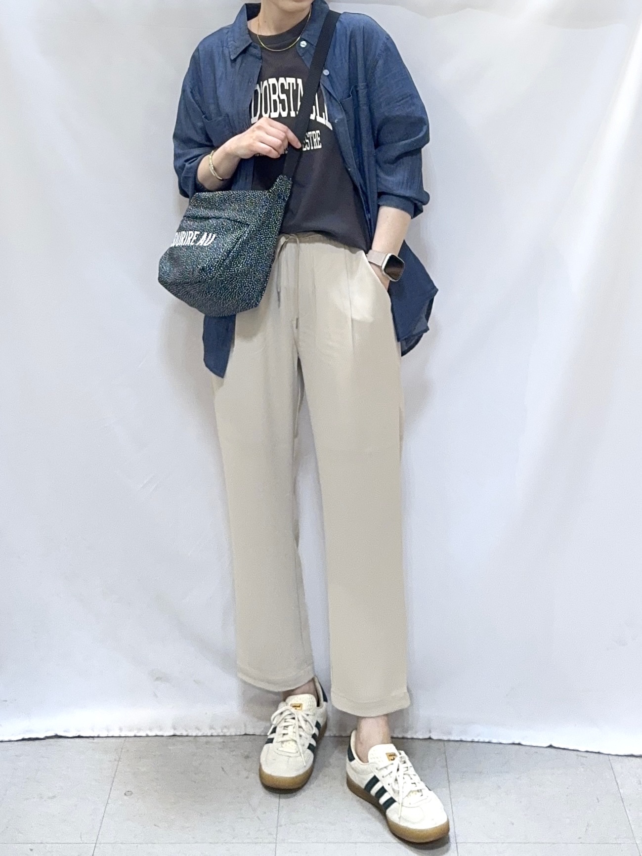 𝐇𝐢𝐫𝐨𝐦𝐢さんの「SHOO･LA･RUE｜【綿100%/UV/S-LL/体型カバー】優しく透ける 柔らかシアーデニムシャツ」を使ったコーディネート