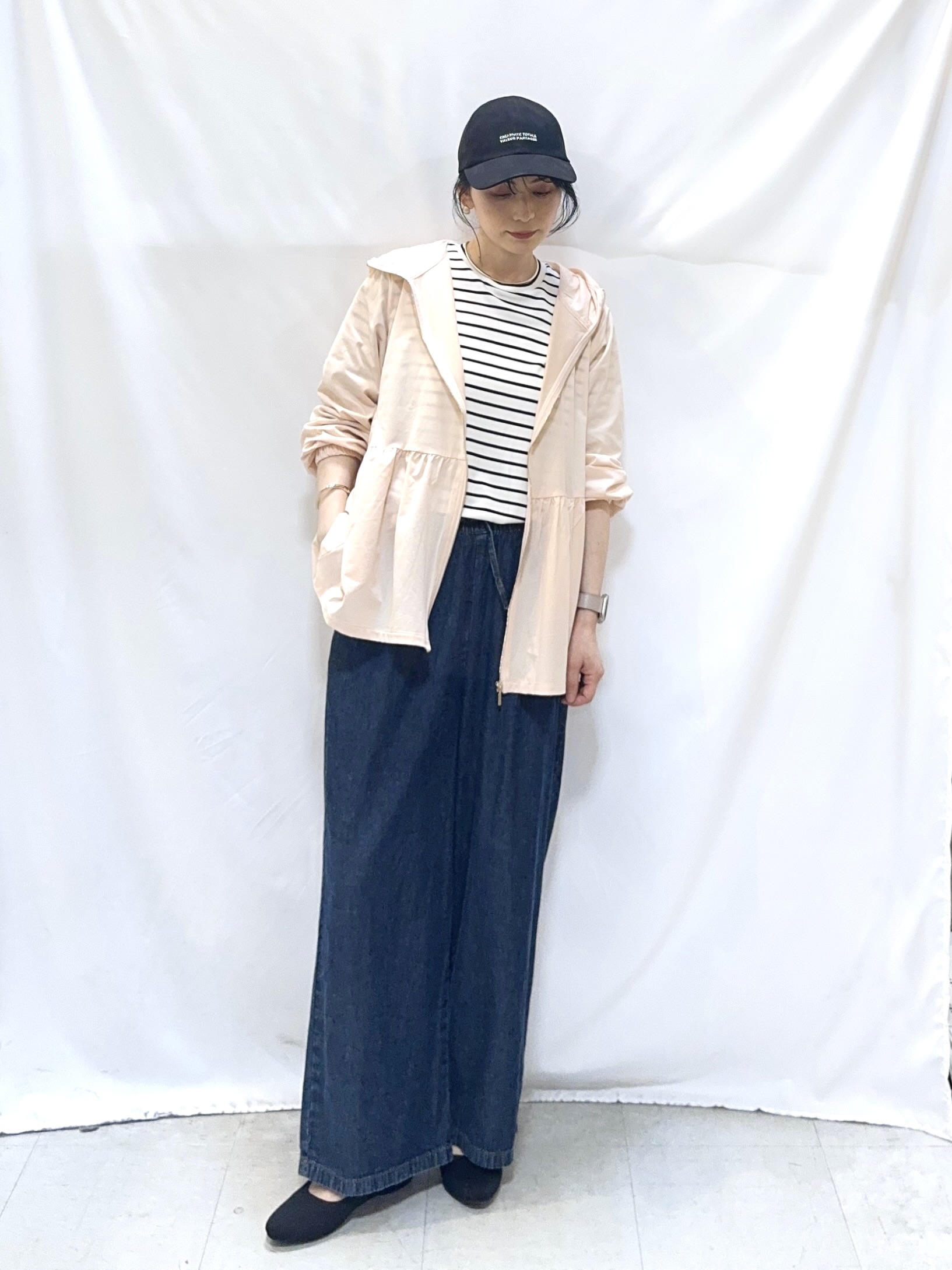 𝐇𝐢𝐫𝐨𝐦𝐢さんの「SHOO･LA･RUE｜【ひんやり/S-LL/体型カバー】ペプラムフリルとゴールドパーツが女性らしい UVパーカ」を使ったコーディネート