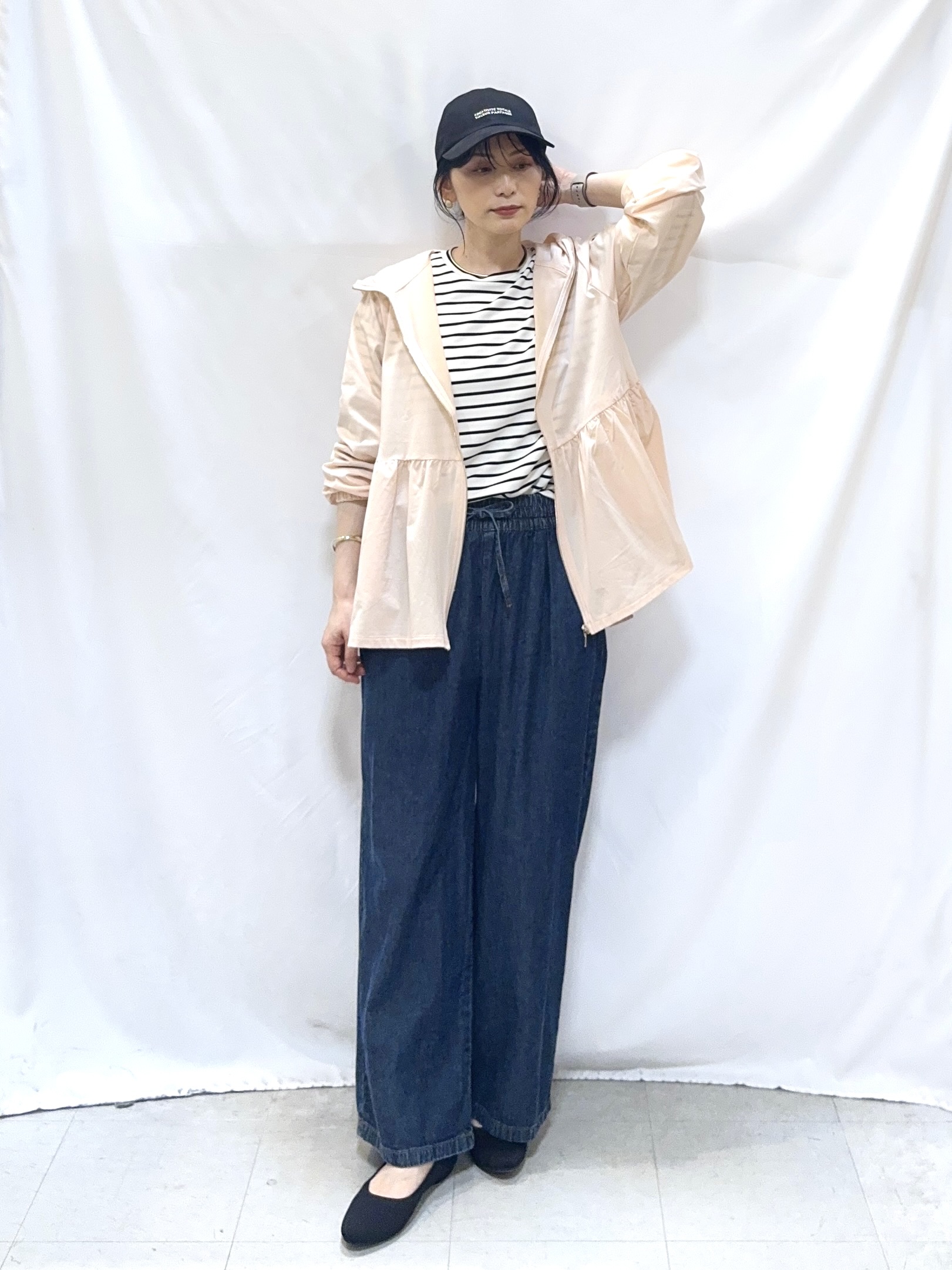 𝐇𝐢𝐫𝐨𝐦𝐢さんの「SHOO･LA･RUE｜【ひんやり/S-LL/体型カバー】ペプラムフリルとゴールドパーツが女性らしい UVパーカ」を使ったコーディネート