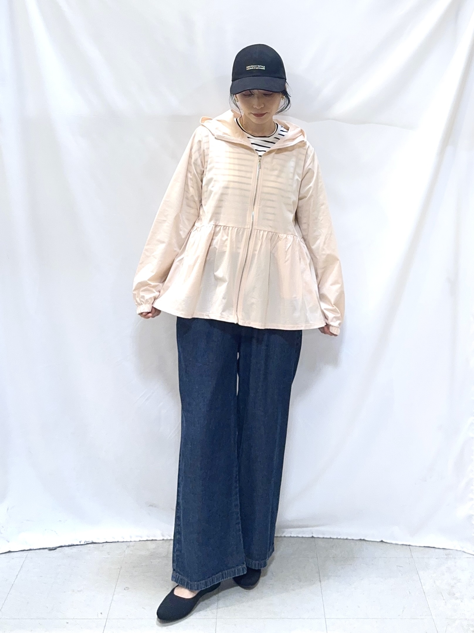 𝐇𝐢𝐫𝐨𝐦𝐢さんの「SHOO･LA･RUE｜【ひんやり/S-LL/体型カバー】ペプラムフリルとゴールドパーツが女性らしい UVパーカ」を使ったコーディネート