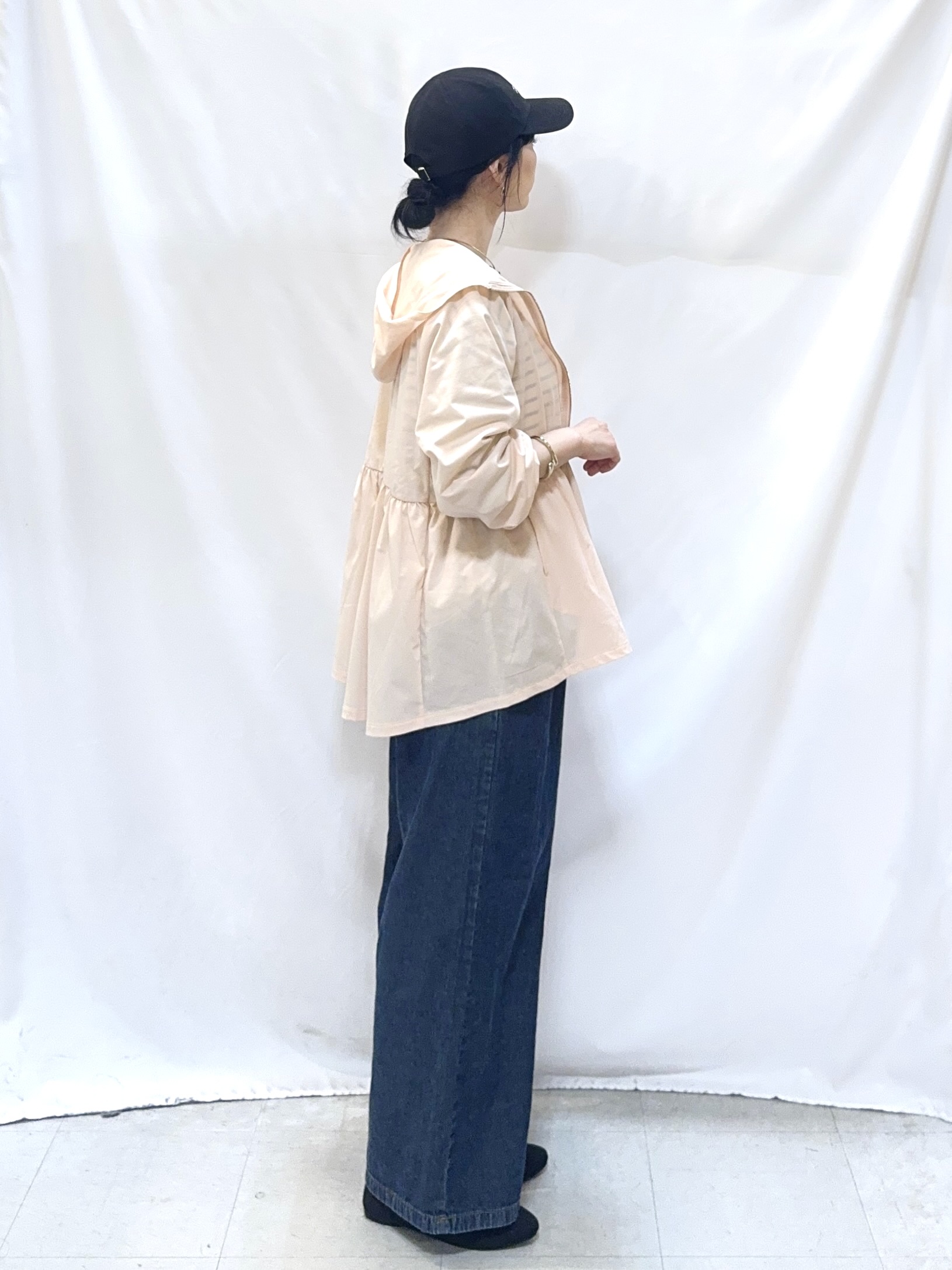 𝐇𝐢𝐫𝐨𝐦𝐢さんの「SHOO･LA･RUE｜【ひんやり/S-LL/体型カバー】ペプラムフリルとゴールドパーツが女性らしい UVパーカ」を使ったコーディネート