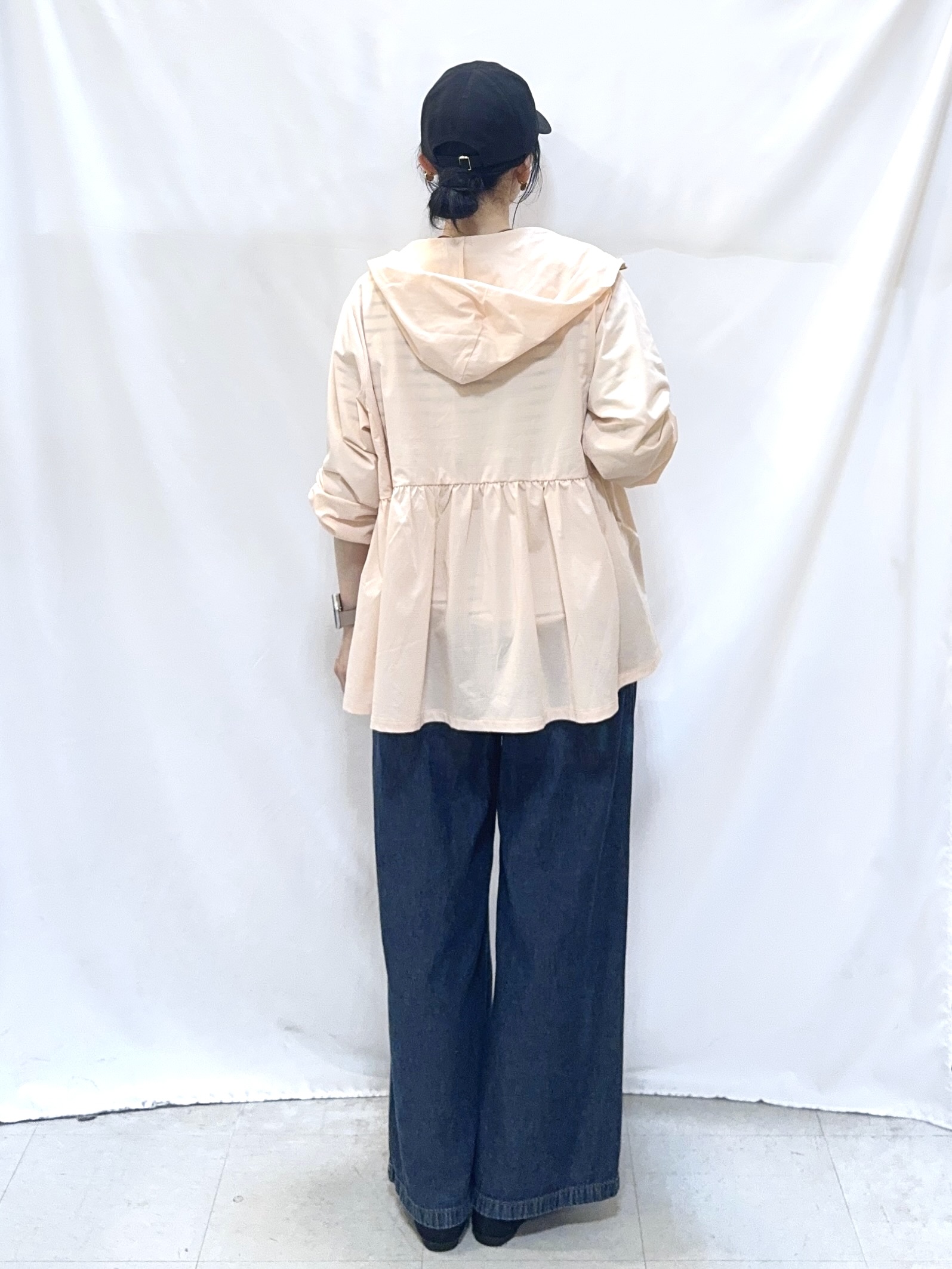 𝐇𝐢𝐫𝐨𝐦𝐢さんの「SHOO･LA･RUE｜【ひんやり/S-LL/体型カバー】ペプラムフリルとゴールドパーツが女性らしい UVパーカ」を使ったコーディネート