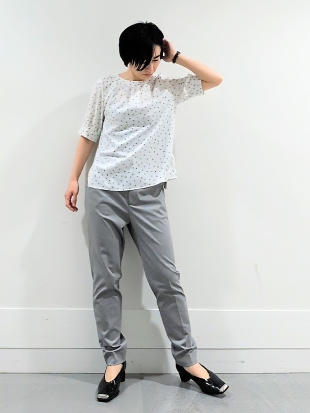 ミズタさんの「UNTITLED｜【洗える/スーツインナー】タックディティールブラウス」を使ったコーディネート