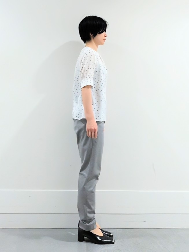 ミズタさんの「UNTITLED｜【洗える/スーツインナー】タックディティールブラウス」を使ったコーディネート