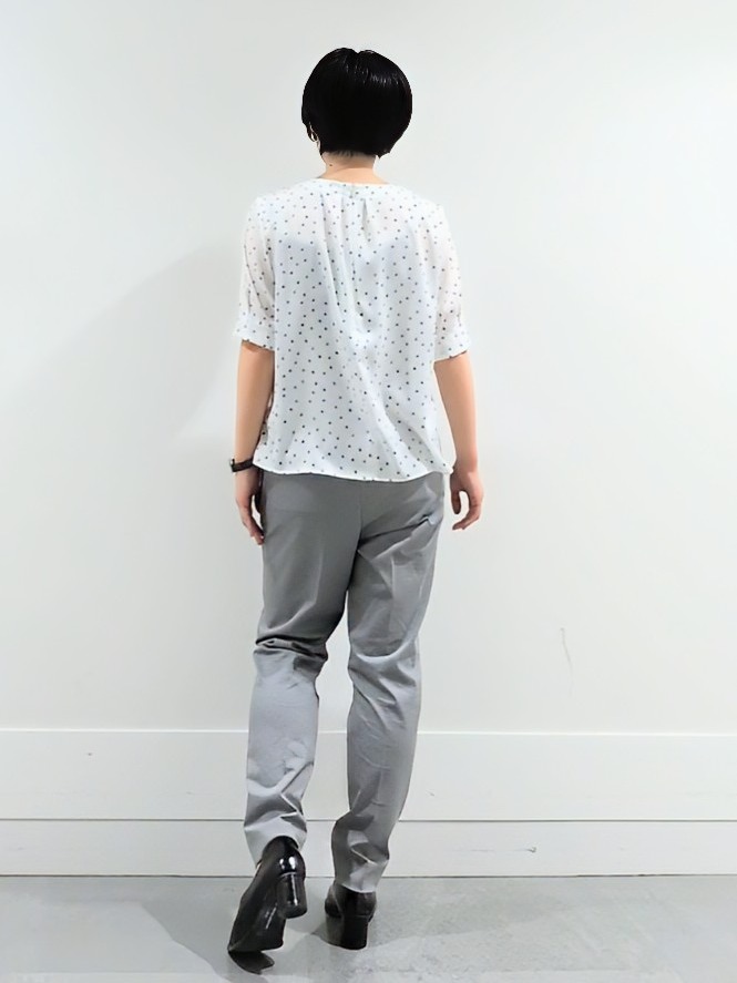 ミズタさんの「UNTITLED｜【洗える/スーツインナー】タックディティールブラウス」を使ったコーディネート
