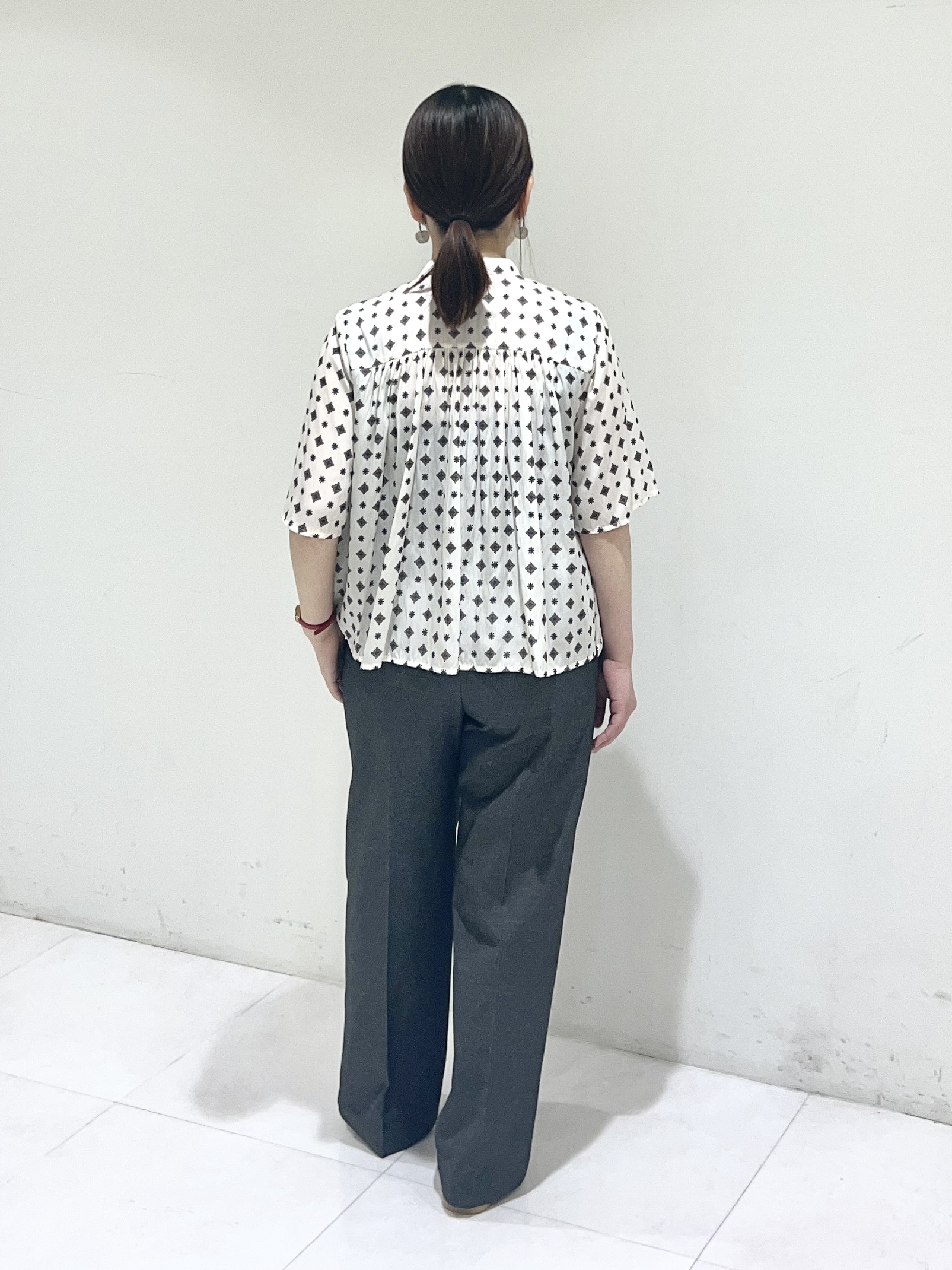 Mitsukiさんの「UNTITLED｜【洗える/きれいめ柄】コモンプリントブラウス」を使ったコーディネート