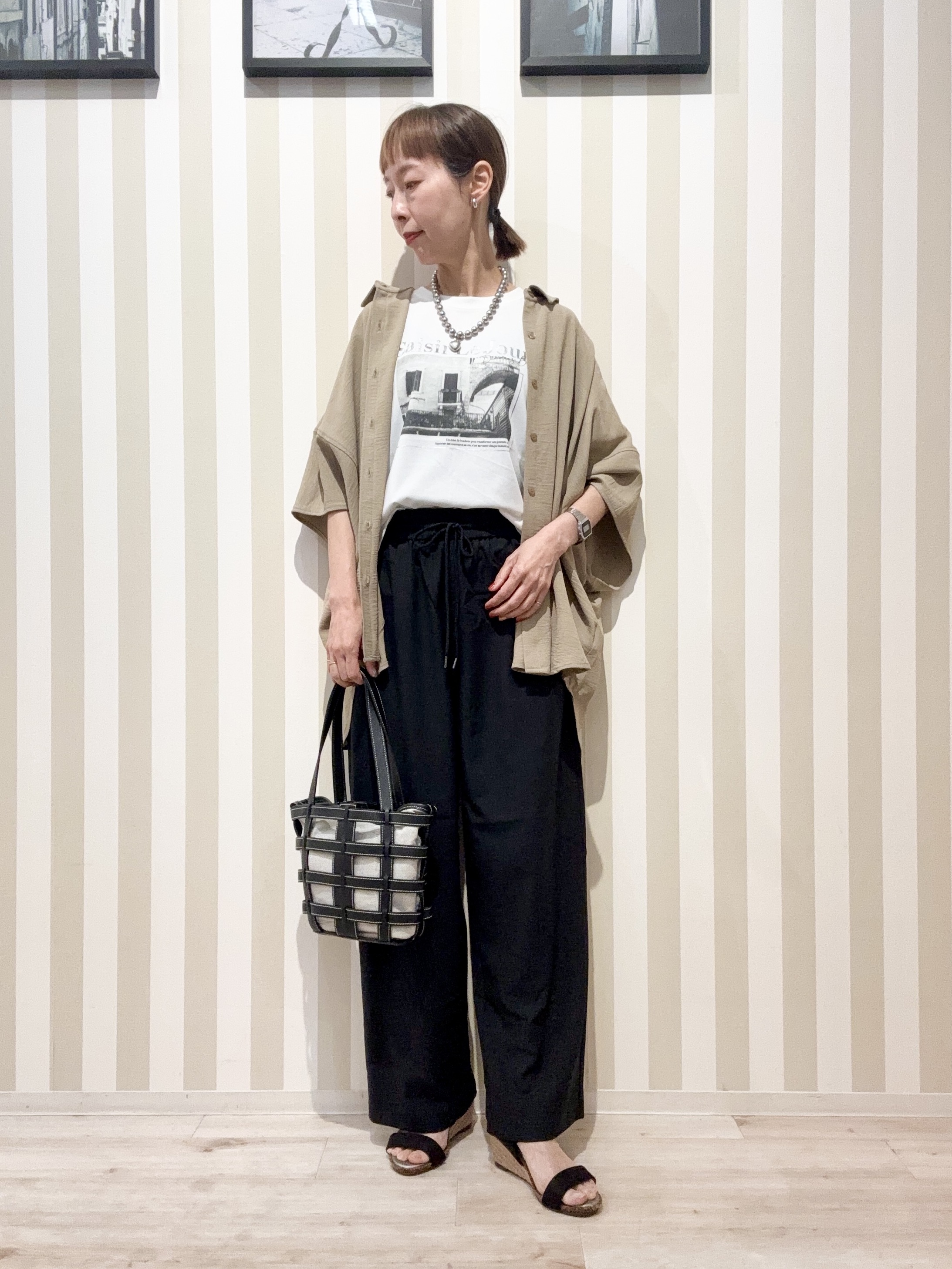 まつこさんの「SHOO･LA･RUE｜【高レビュー/洗濯後しわになりにくい/体型カバー】きちんとゆるっと 大人の抜け感 ポンチョ風カラーシ」を使ったコーディネート